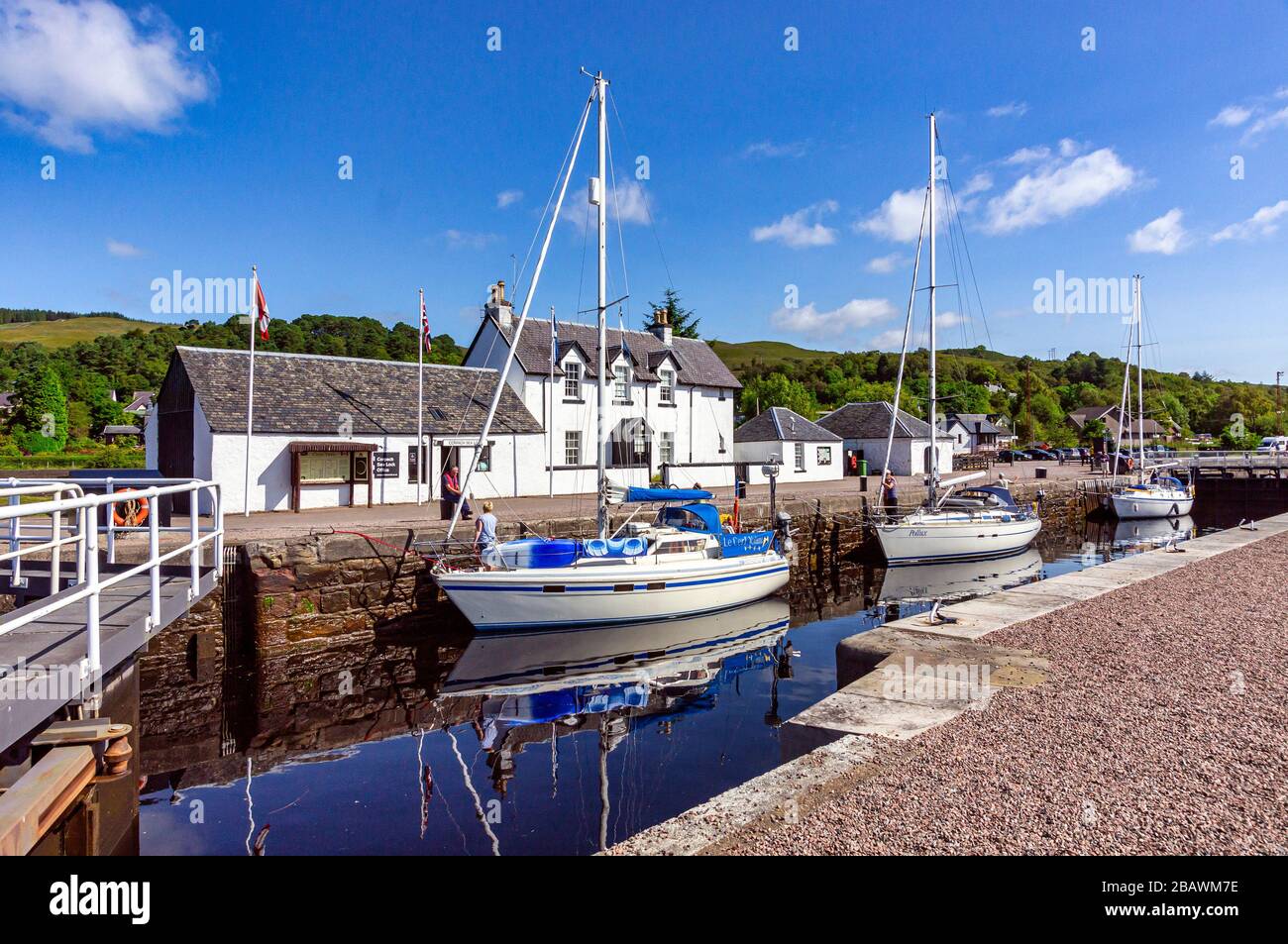 Des bateaux à voile attendent que le verrou de mer du canal calédonien à Corpach, près du fort William, dans les Highlands de Lochaber, en Écosse, ouvre sur le Loch Linnhe Banque D'Images