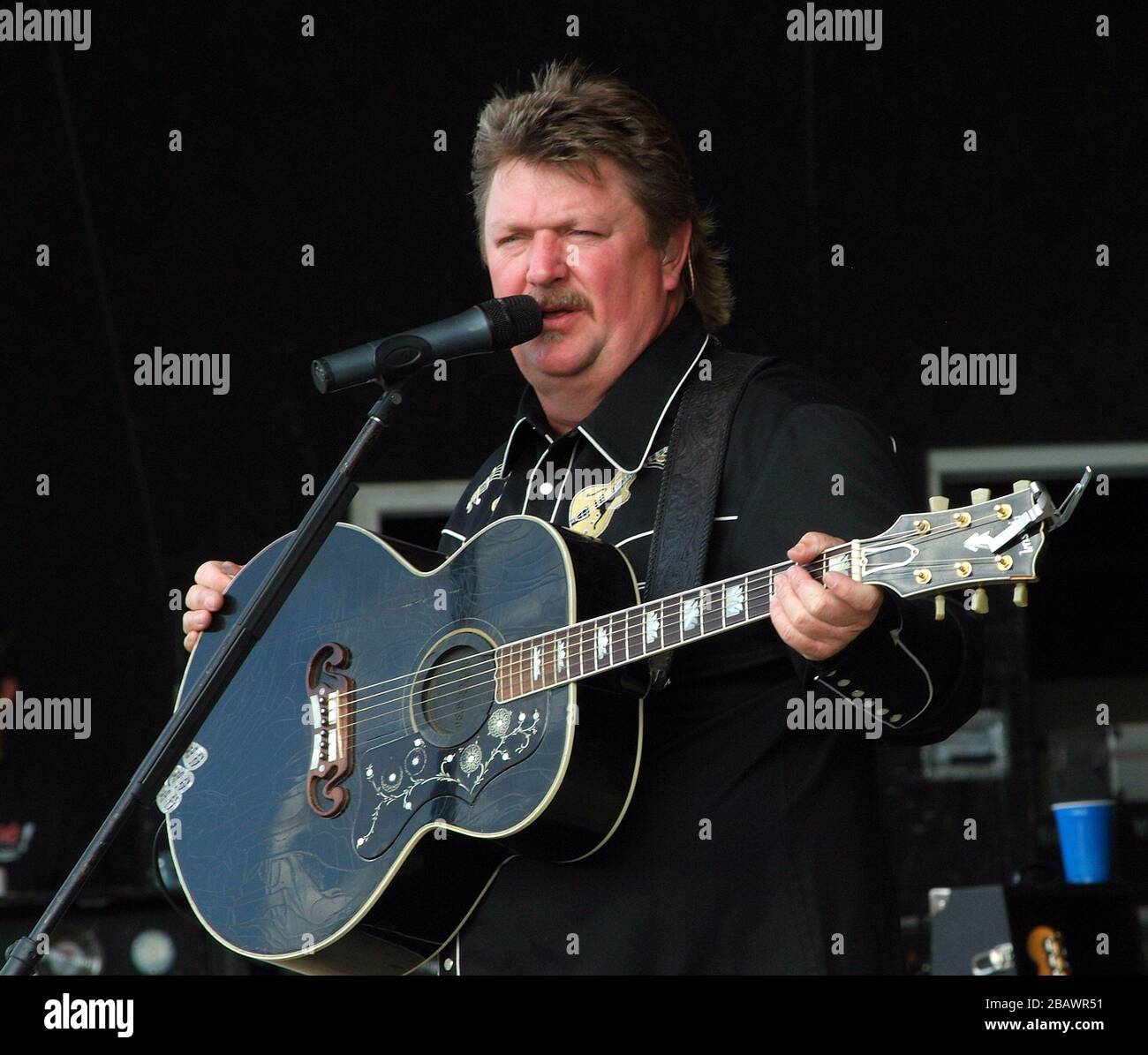 29 mars 2020 - Joe Diffie, la légende de la musique country primée GRAMMY®, est décédé aujourd'hui des complications du coronavirus (COVID-19). Diffie a récemment célébré un jalon de carrière de plus de 25 ans en tant que membre de l'historique Grand Ole Opry. Photo du fichier: 19 juillet 2009 - Morristown, OH - la Star de la musique country JOE DIFFIE se produit dans le cadre du quatrième jour de Jamboree dans les collines 2009 avec quelques fans chanceux qu'il a choisi hors de la foule. Jamboree dans les collines 2009, appelé Superbowl of Country Music, est un festival de musique country de quatre jours créé en 1977 avec plus de 100 000 personnes présentes Banque D'Images