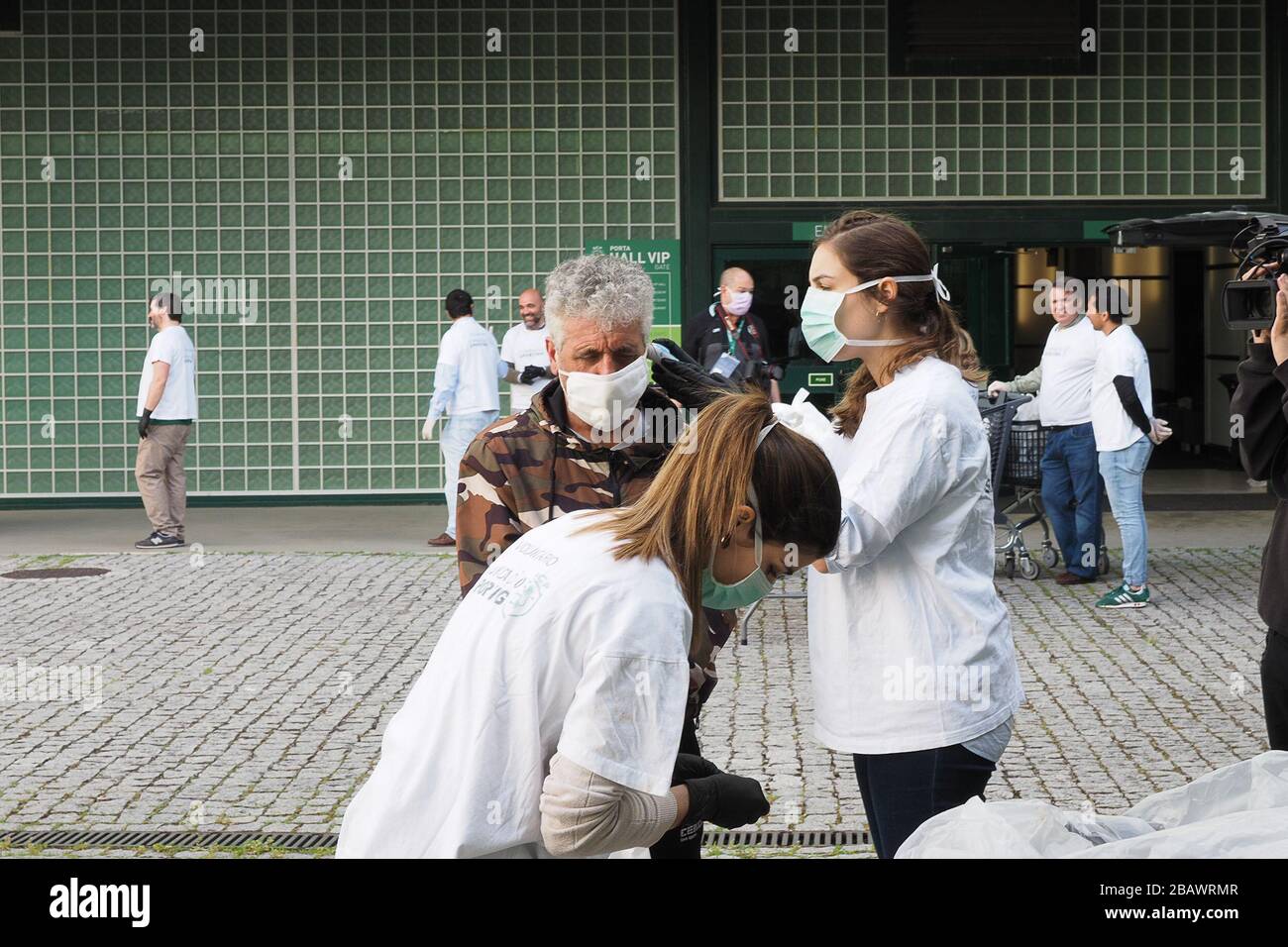 Lisbonne, Portugal. 29 mars 2020. Portugal, Lisbonne 29/03/2020 Sporting Club de Portugal Foundation déjeuner offert et soutien médical pour les sans-abri médecins prenant la température des gens. (Photo de Luis Nunes/Sipa USA) crédit: SIPA USA/Alay Live News Banque D'Images