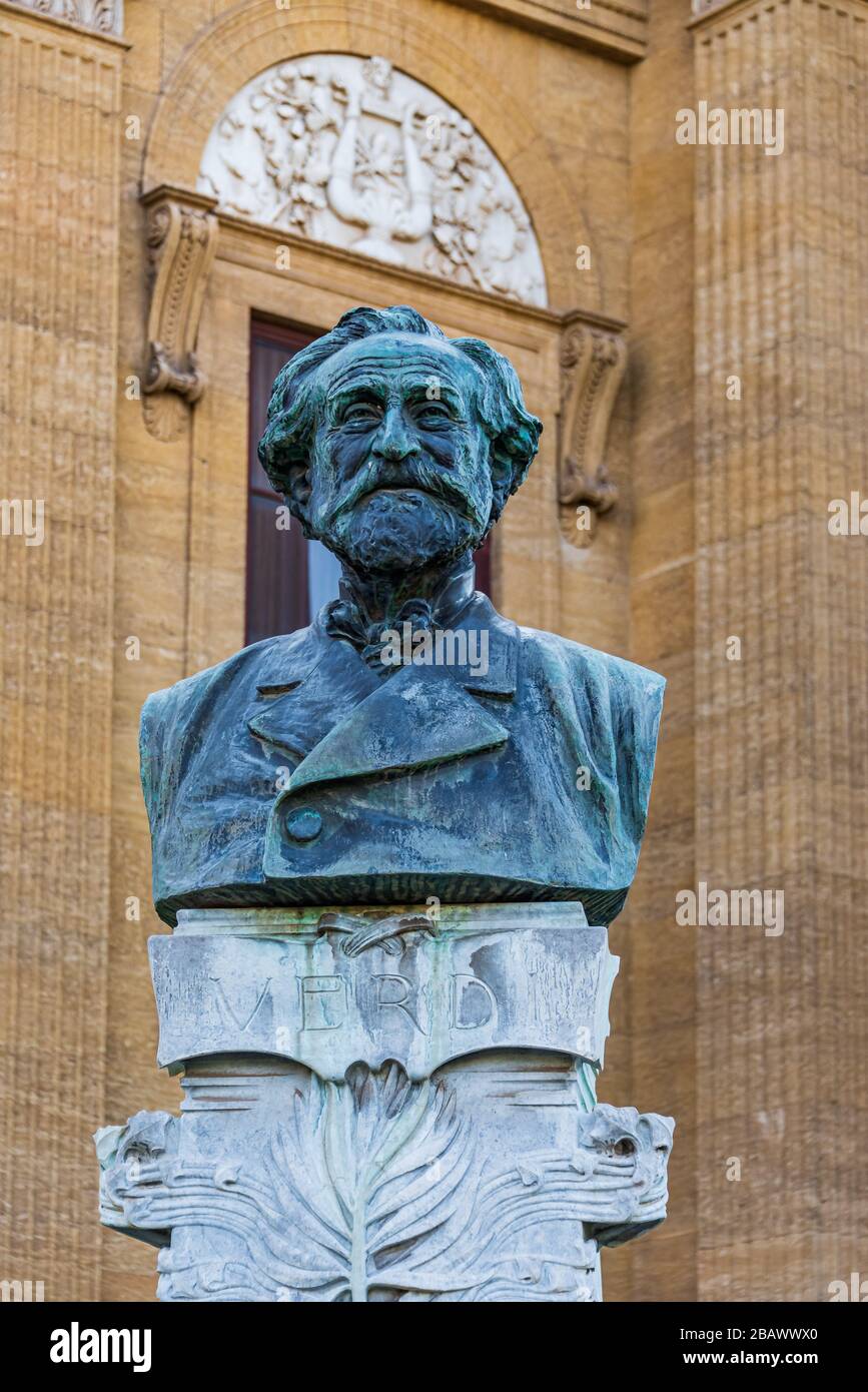 Statue de Giuseppe Verdi devant le Teatro Massimo Vittorio Emanuele dans la vieille ville de Palerme en Sicile Banque D'Images