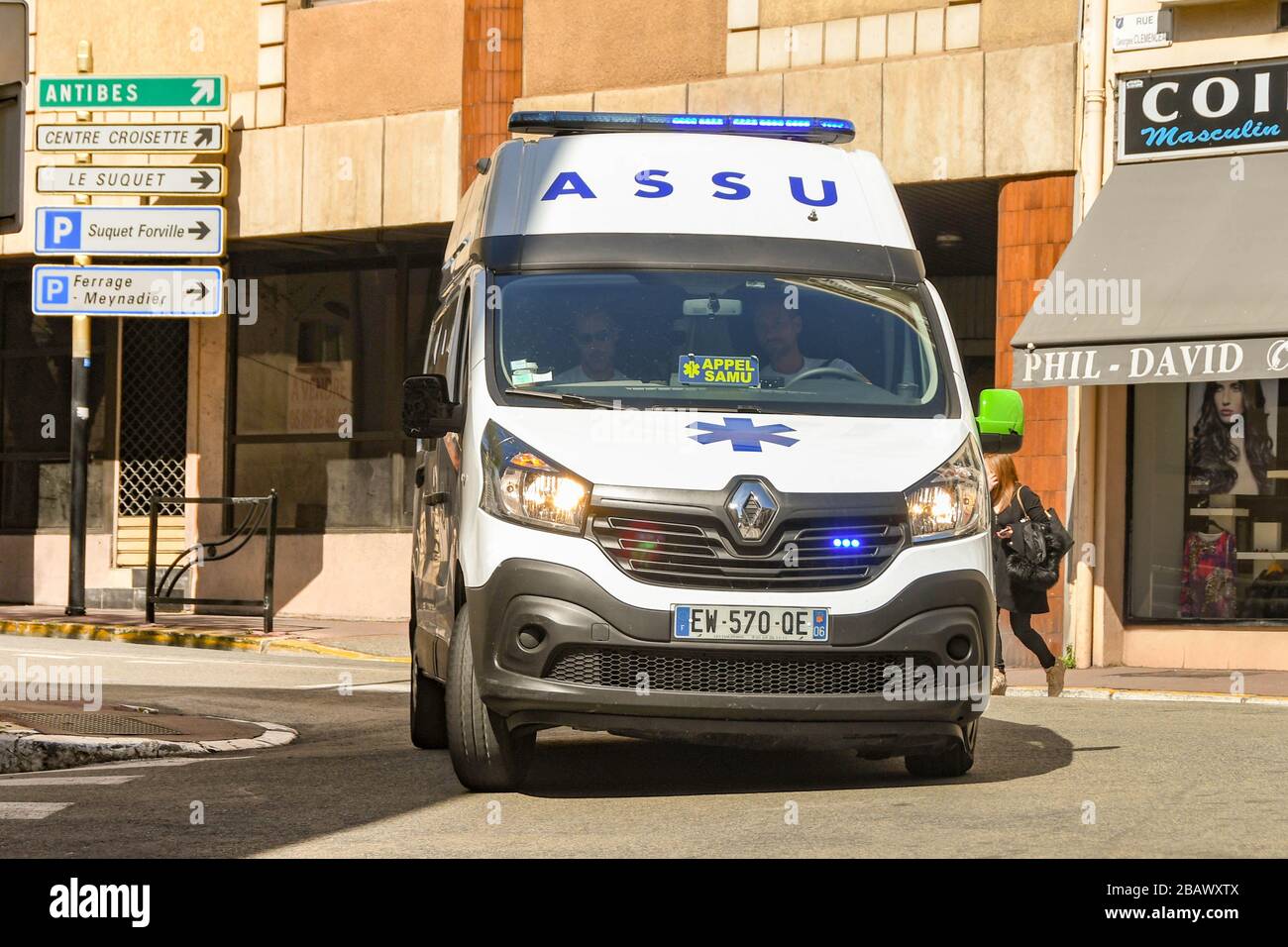 CANNES, FRANCE - AVRIL 2019 : ambulance avec feux bleus qui clignote dans une rue de Cannes pour répondre à un appel d'urgence. Banque D'Images