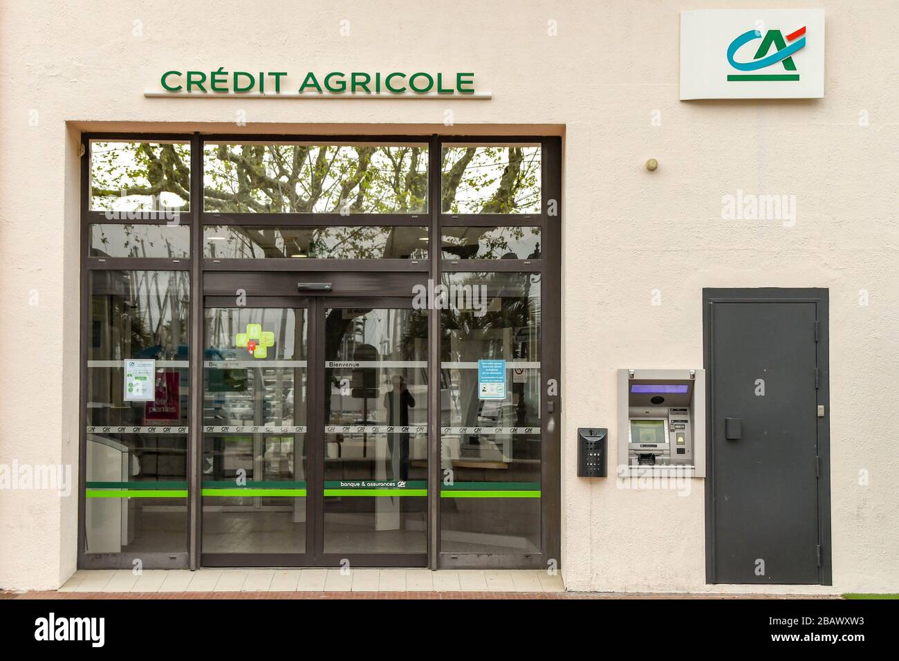 SAN RAPHAEL, FRANCE - AVRIL 2019: Panneaux à l'extérieur d'une succursale de la banque Credit agricole à San Raphael sur la Côte d'Azur Banque D'Images