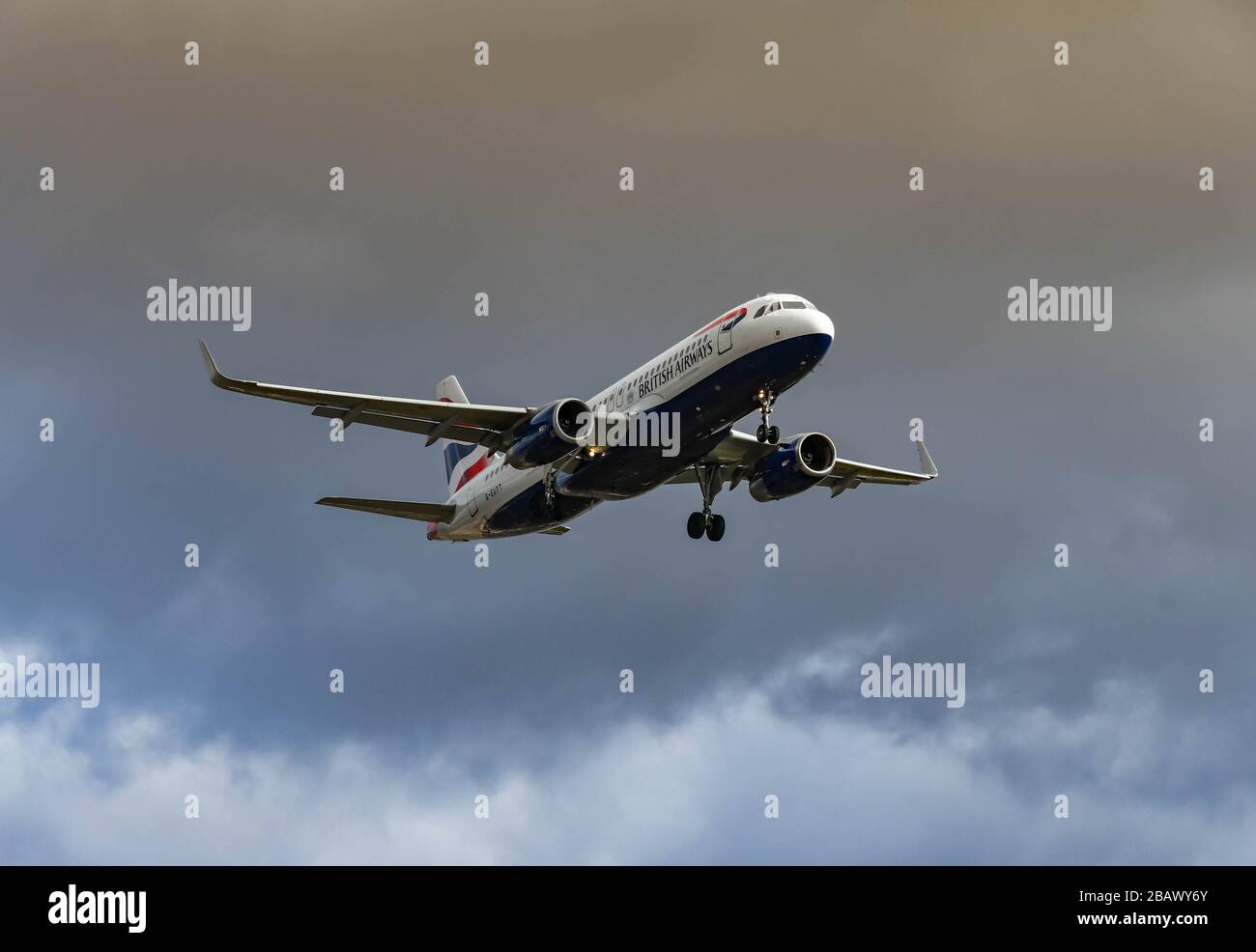 De l'aéroport Heathrow de Londres - Mars 2019 : Airbus A320 exploité par British Airways jet arrivant sur la terre à l'aéroport Heathrow de Londres. Banque D'Images
