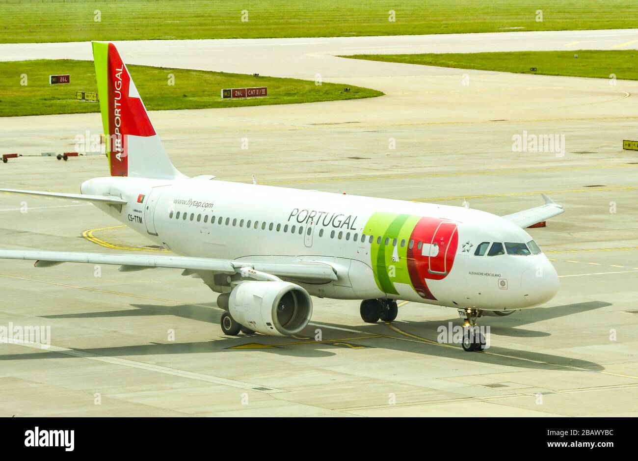 AÉROPORT DE LONDRES GATWICK, ANGLETERRE - AVRIL 2019: TAP Portugal Airbus A 319 jet arrivant au terminal sud de l'aéroport de Gatwick Banque D'Images