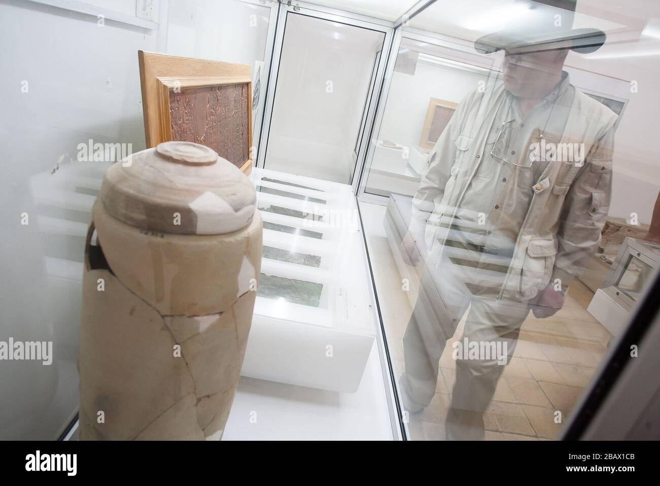 Amman, Jordanie, 3 mai 2009: Un homme observe le cuivre de la mer Morte Scroll et le bocal de défilement exposé dans le musée archéologique de Jordanie à Amman. Banque D'Images