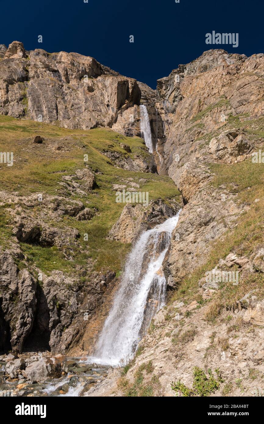 Chute d'eau dans la vallée de Rhemes dans la région alpine de la vallée d'Aoste (nord de l'Italie) Banque D'Images