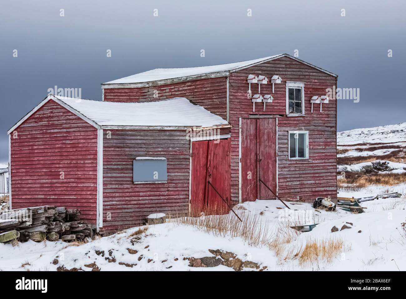 Red stage avec sept maisons d'oiseaux dans Joe Batt's Arm sur l'île Fogo, Terre-Neuve, Canada [pas de mainlevée de propriété; disponible pour licence éditoriale seulement] Banque D'Images