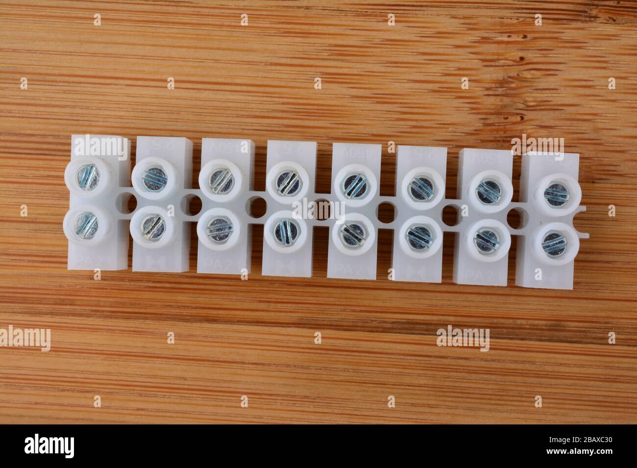 Connecteurs électriques en plastique blanc, pinces pour blocs de jonction pour câbles électriques sur fond en bois Banque D'Images