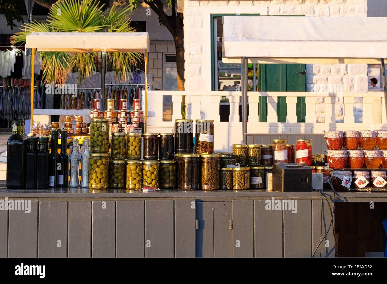 Variété de bocaux en verre de légumes et de confitures maison marinés ou fermentés colorés sur les étagères du marché local. Concept alimentaire fermenté Banque D'Images