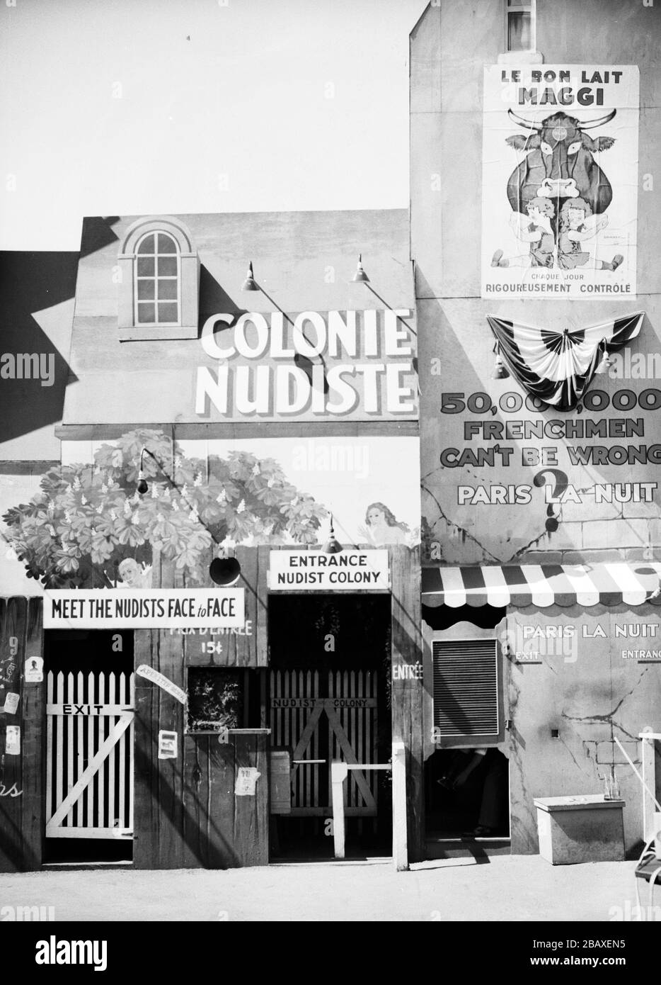 Vue extérieure de l'entrée de la colonie Nudiste au pavillon français pendant le siècle de l'exposition internationale de Progress, également connue sous le nom de Chicago World's Fair, Chicago, Illinois, 1933. (Photo de Burton Holmes) Banque D'Images