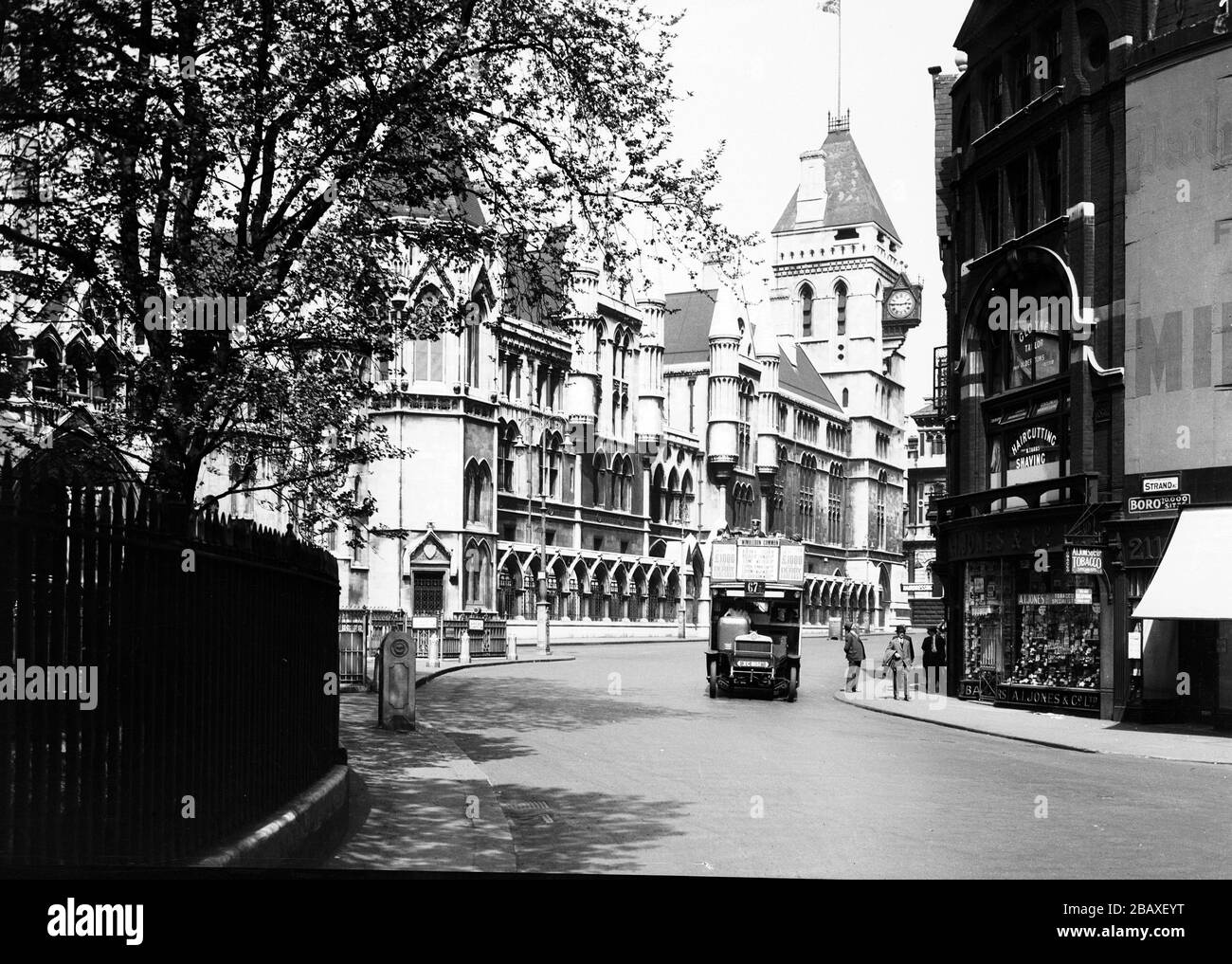 Vue extérieure des cours royales de justice, communément appelées les cours de droit, depuis le Strand, Londres, Angleterre, 1921. (Photo de Burton Holmes) Banque D'Images