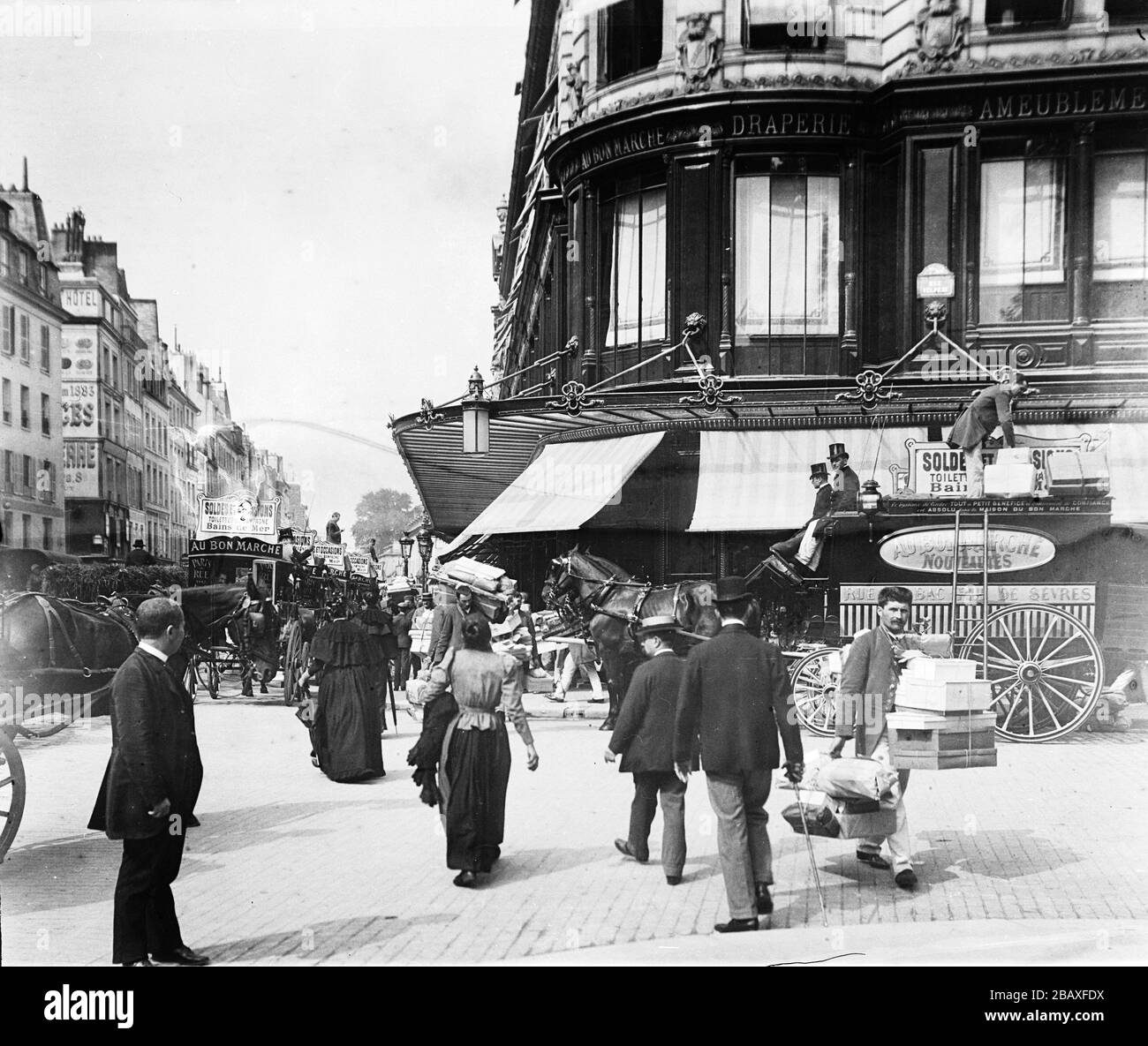 Piétons et véhicules tirés par des chevaux devant le grand magasin au bon Marche, plus tard connu sous le nom de le bon Marche, Paris, France, 1895. (Photo de Burton Holmes) Banque D'Images