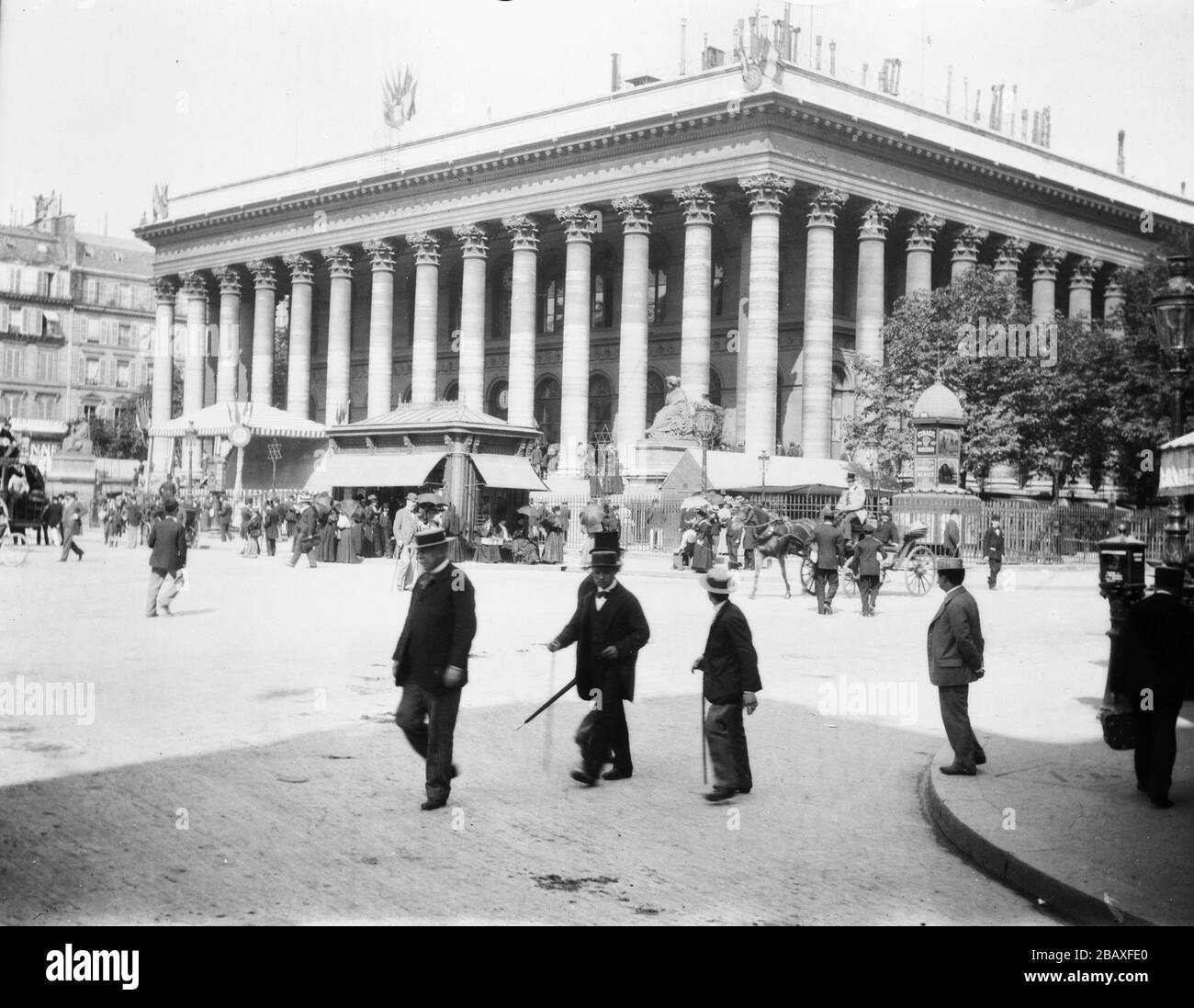 Piétons et calèches sur la place de la Bourse en face du Palais Brongniart, siège de la Bourse de Paris Paris Paris, France, 1895. (Photo de Burton Holmes) Banque D'Images