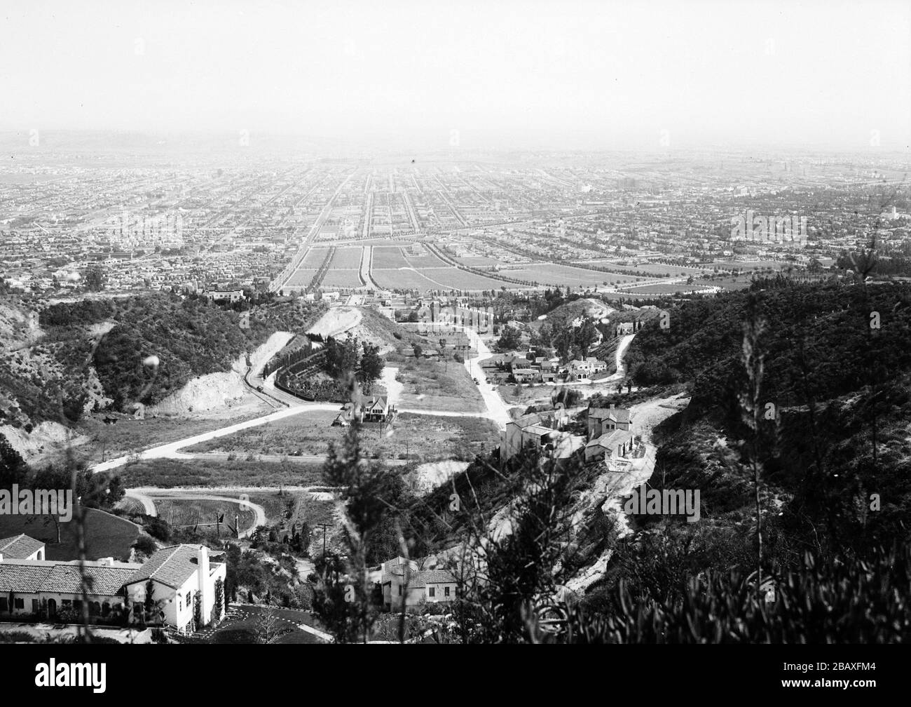 Vue en grand angle de terres non développées depuis une colline, Beverly Hills, Californie, 1931. (Photo de Burton Holmes) Banque D'Images