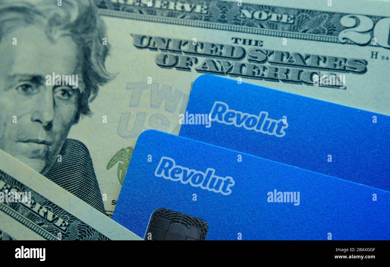 Stone / Royaume-Uni - 29 mars 2020: Cartes Revolut placées sur des billets de dollar. Photo conceptuelle pour l'expansion de la banque de révolte sur le marché américain. Banque D'Images