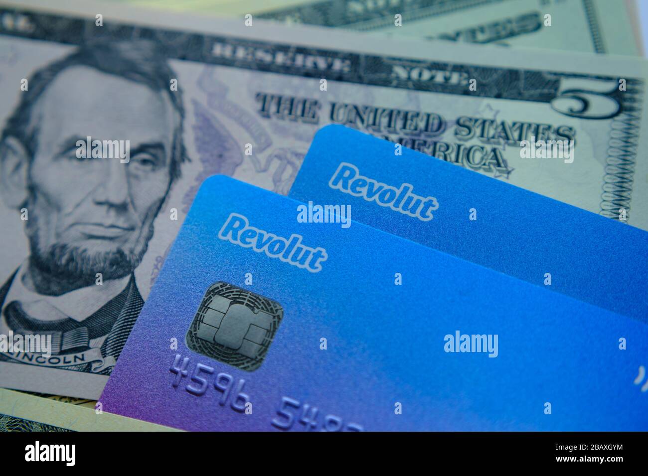 Stone / Royaume-Uni - 29 mars 2020: Cartes Revolut placées sur des billets de dollar. Photo conceptuelle pour l'expansion de la banque de révolte sur le marché américain. Banque D'Images