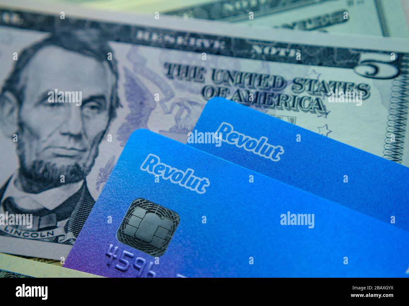Stone / Royaume-Uni - 29 mars 2020: Cartes Revolut placées sur des billets de dollar. Photo conceptuelle pour l'expansion de la banque de révolte sur le marché américain. Banque D'Images
