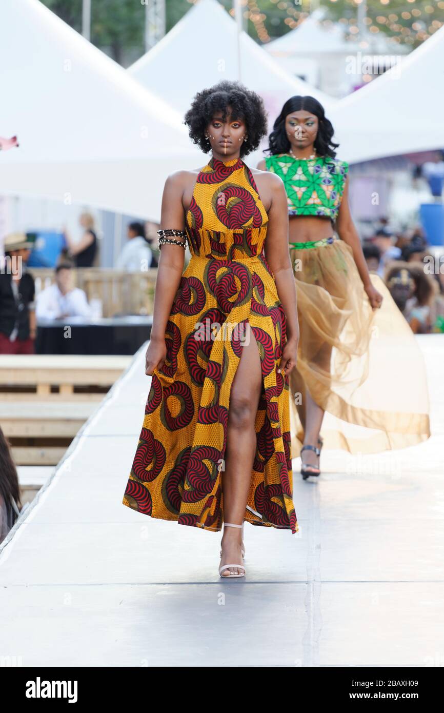 Québec, Canada. Un modèle marche la piste lors du défilé de mode africain qui s'est tenu pendant le Festival de la mode et du design à Montréal Banque D'Images