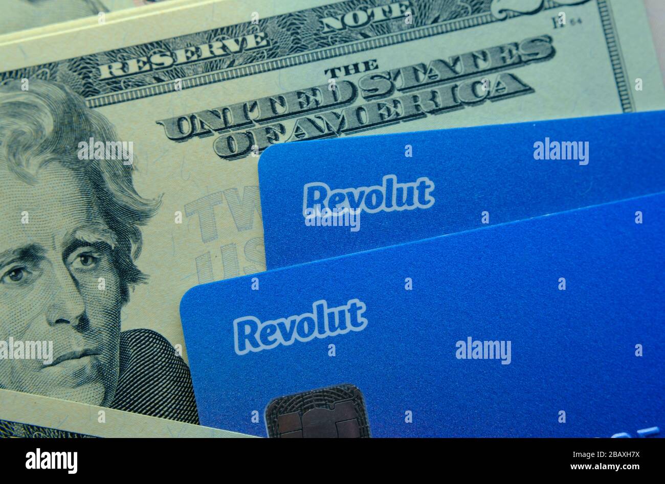 Stone / Royaume-Uni - 29 mars 2020: Cartes Revolut placées sur des billets de dollar. Photo conceptuelle pour l'expansion de la banque de révolte sur le marché américain. Banque D'Images