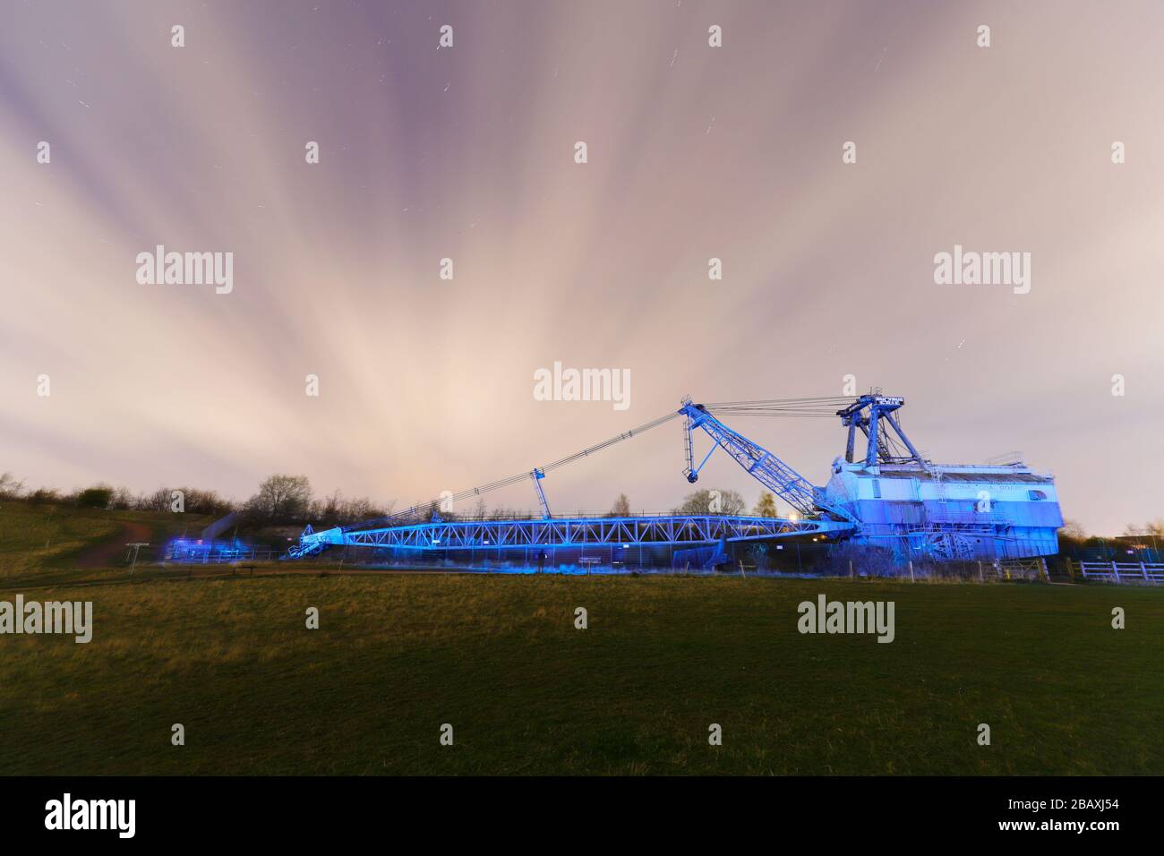 Un monument local "Oddball" le Dragline pédestre a été allumé en bleu pour montrer l'appréciation du travail du service d'urgence Banque D'Images