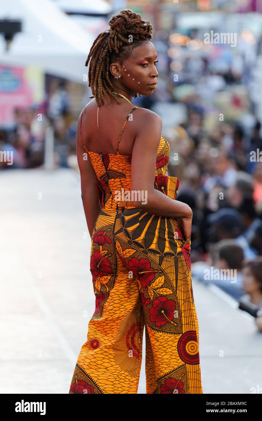 Québec, Canada. Un modèle pose la piste au défilé de mode africain qui a eu lieu pendant le Festival de la mode et du design à Montréal Banque D'Images