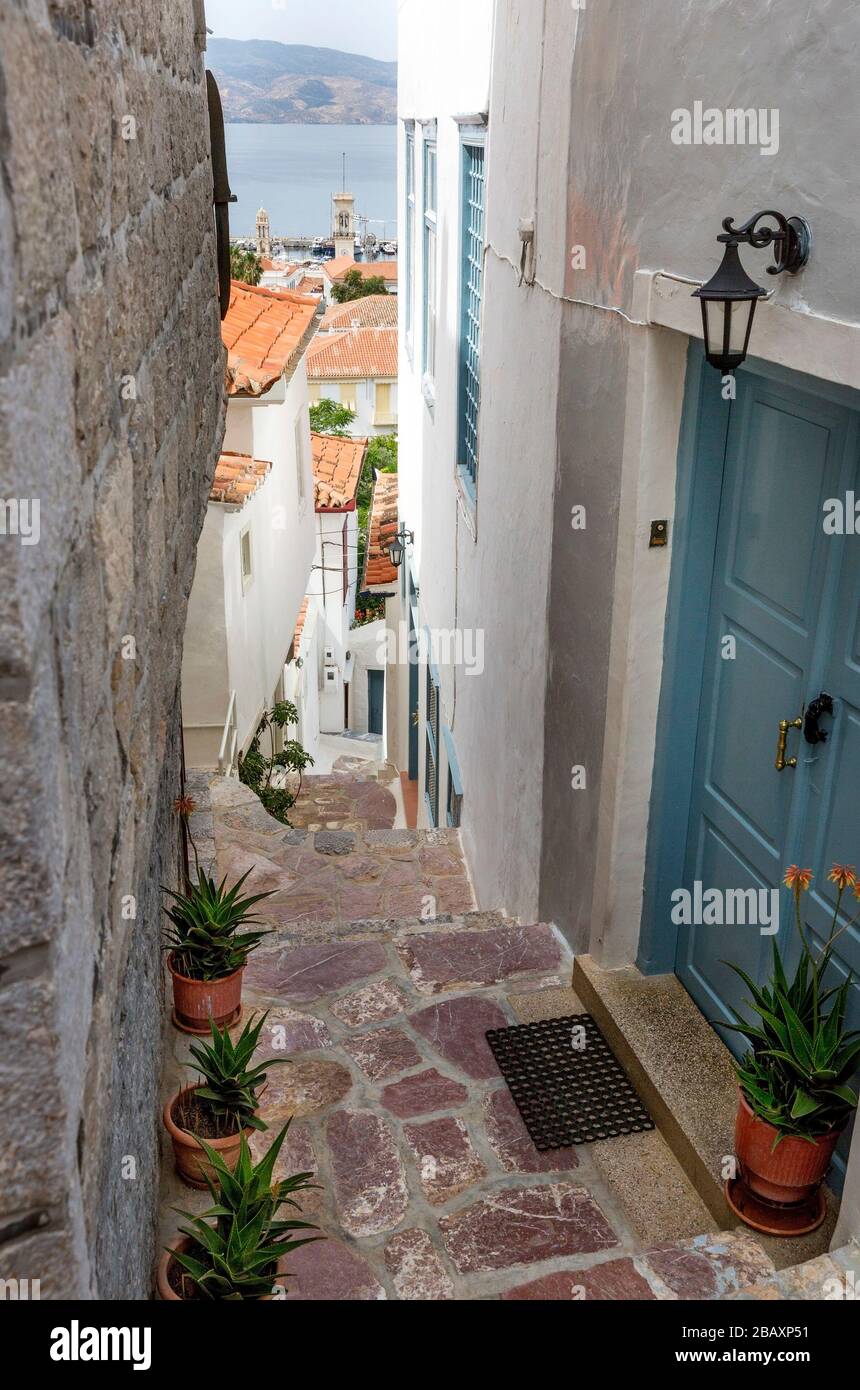 Passage escarpé et étroit entre maisons et résidences sur l'île grecque d'Hydra, Grèce. Banque D'Images
