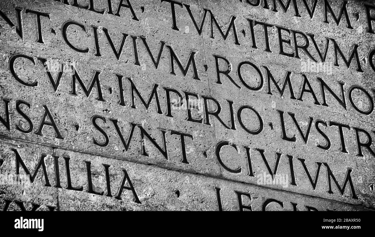Langue ancienne latine et éducation classique. Inscription de l'empereur Augustus célèbre Res Gestae (1ère siècle après Jésus-Christ), avec le mot Imperio Banque D'Images