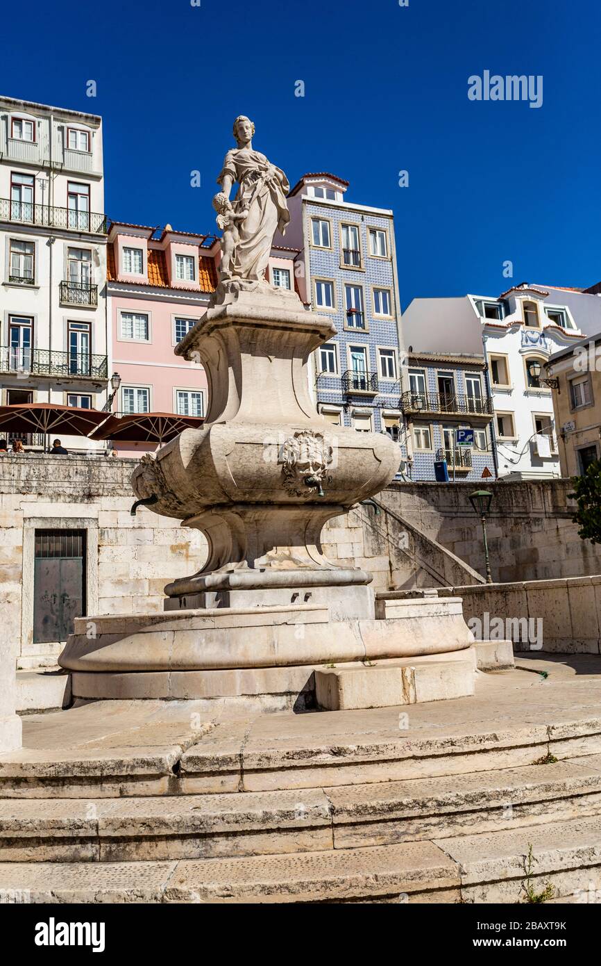 Vue sur la fontaine publique baroque de 1755 de Janelas Verdes, couronnée par une statue du goddesss Vénus avec Cupid et un dauphin, à Lisbonne, Portugal Banque D'Images
