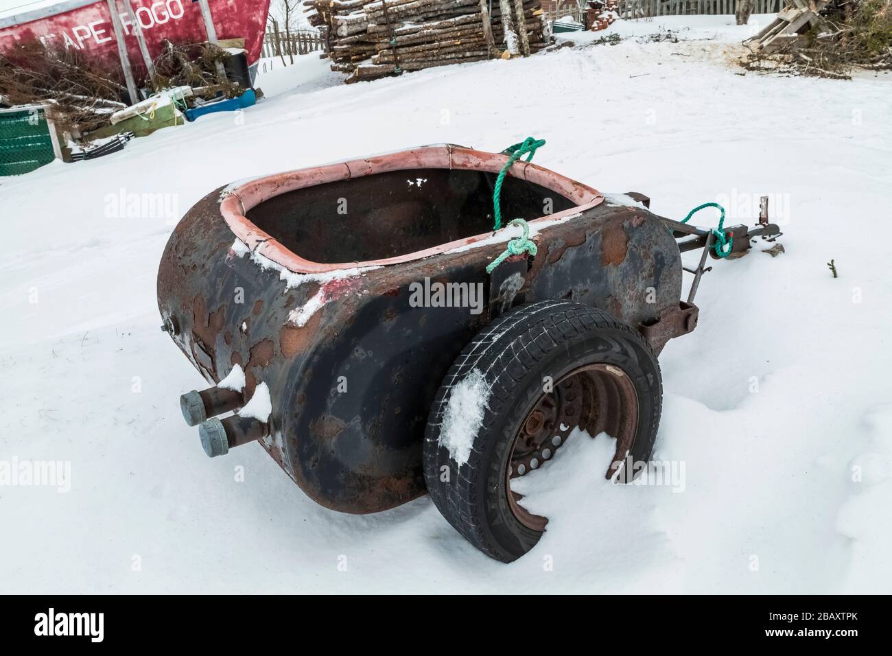 Remorque de réservoir d'huile intelligente pour véhicule tout-terrain ou ski-Doo à la maison de Desmond Adams à Joe Batt's Arm sur l'île Fogo, Terre-Neuve, Canada [pas de mainlevée de propriété; a Banque D'Images