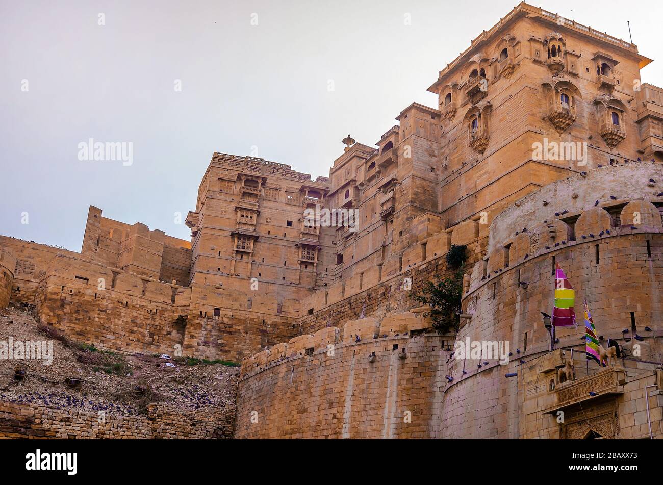 JAISALMER, RAJASTHAN, INDE – 29 NOVEMBRE 2019 : vue panoramique sur le fort d’or de Jaisalmer est le deuxième fort le plus ancien du Rajasthan, en Inde. Banque D'Images