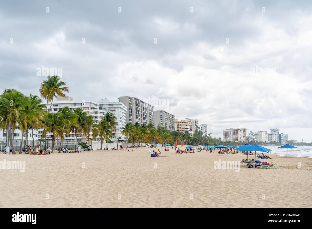 Isla Verde, Porto Rico - 29 mars 2019: Beach-goers profitant des belles plages de Isla Verde, Porto Rico. Banque D'Images