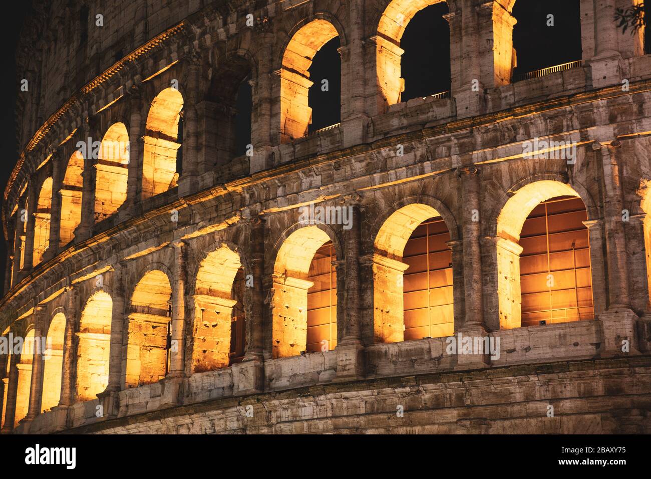 Roma, Italie, 24/11/2019: Photo de nuit de l'ancien Colisée de Rome situé dans le centre-ville, rapports de voyage Banque D'Images