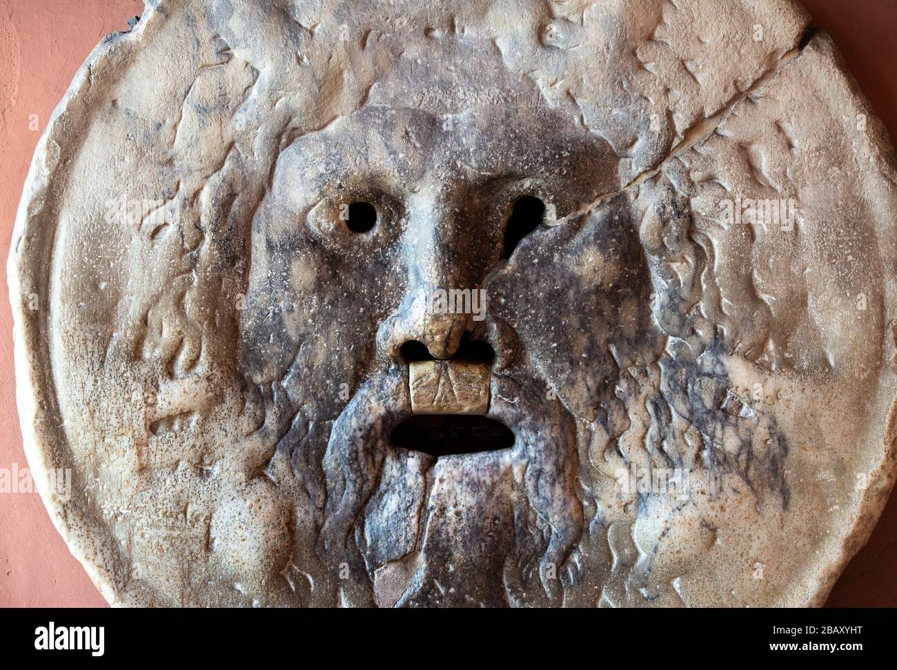 Roma, Italie, 27/11/2019: L'embouchure de la vérité dans le mur du pronao de l'église de Santa Maria à Cosmédin de Rome, reportage de voyage. Banque D'Images