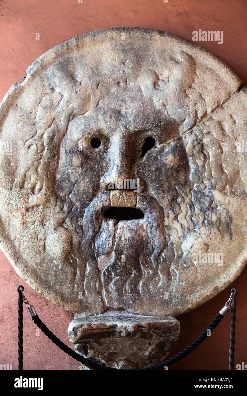 Roma, Italie, 27/11/2019: L'embouchure de la vérité dans le mur du pronao de l'église de Santa Maria à Cosmédin de Rome, reportage de voyage. Banque D'Images