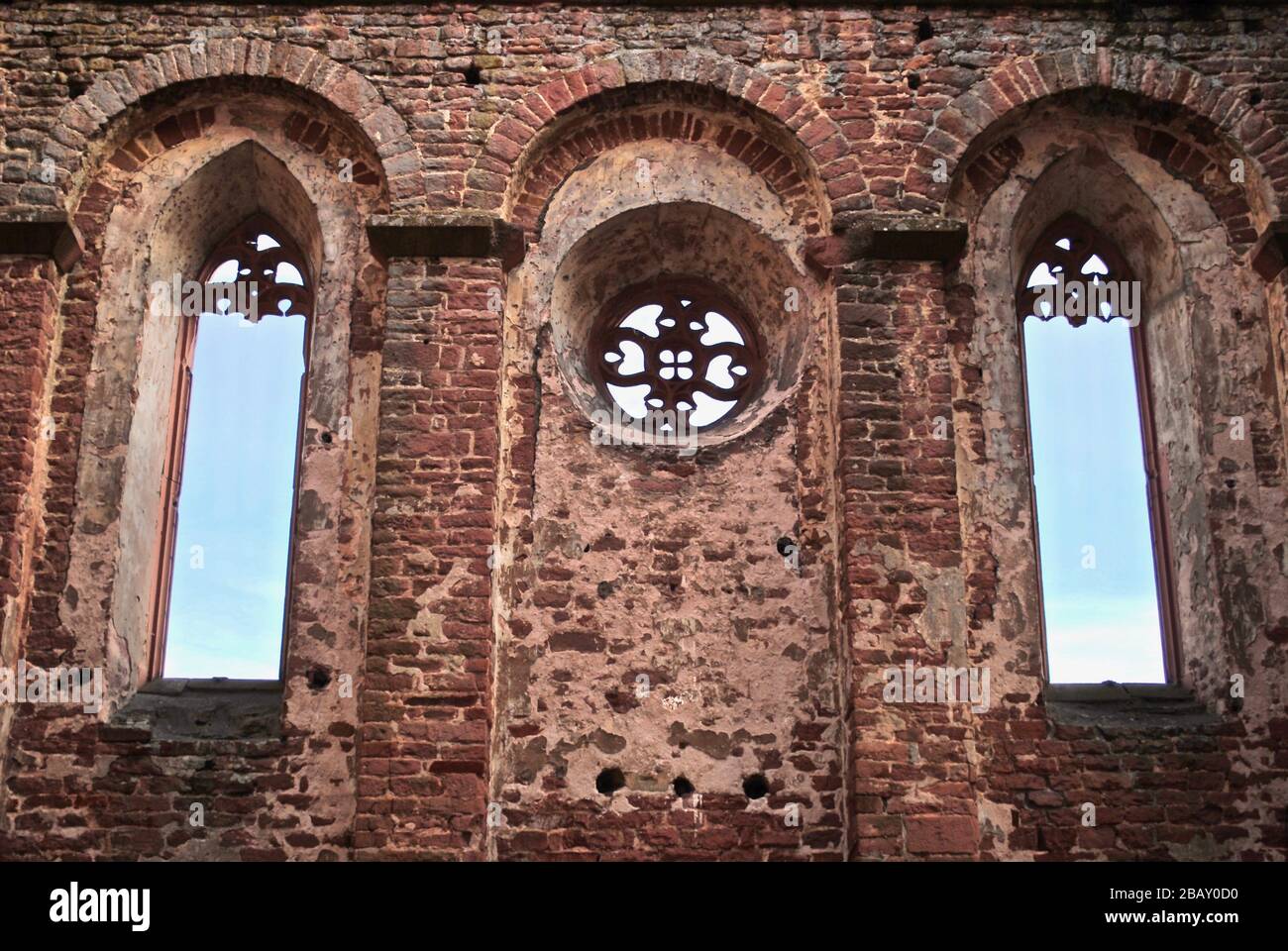 L'abbaye de Limbourg (Klosterruine Limbourg) est une abbaye en ruines près de Bad Dürkheim, dans la forêt du Palatinat en Allemagne. Fenêtres anciennes, voûtées, gothiques. Banque D'Images