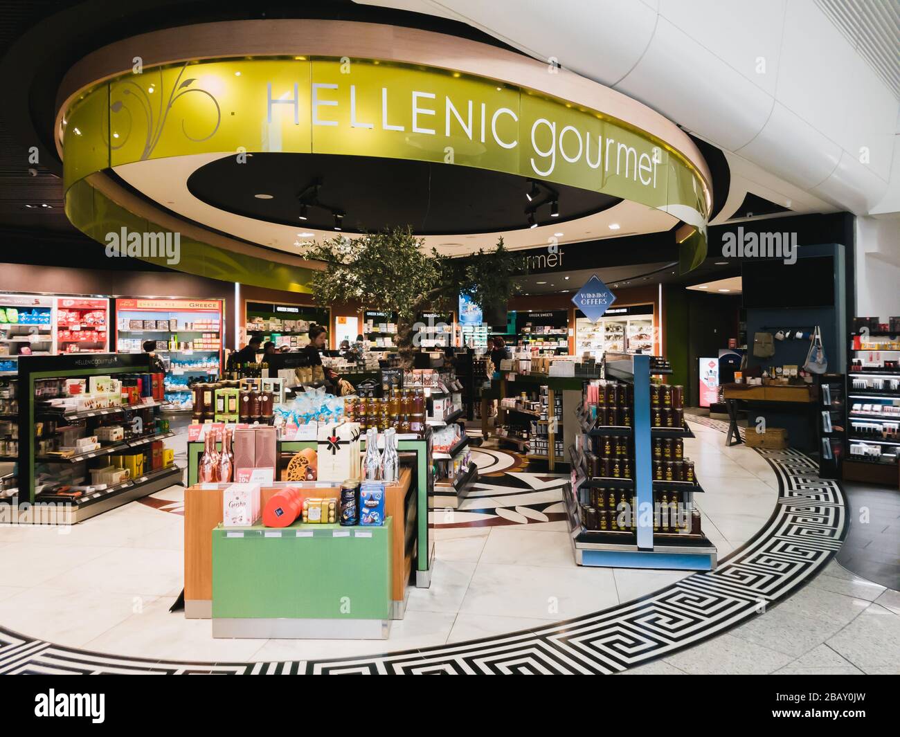 Athènes, Grèce - Février, 11 2020: Espace de magasins hors taxes hellénique avec boutique gastronomique hellénique avec différents produits grecs à l'aéroport international d'Athènes Banque D'Images