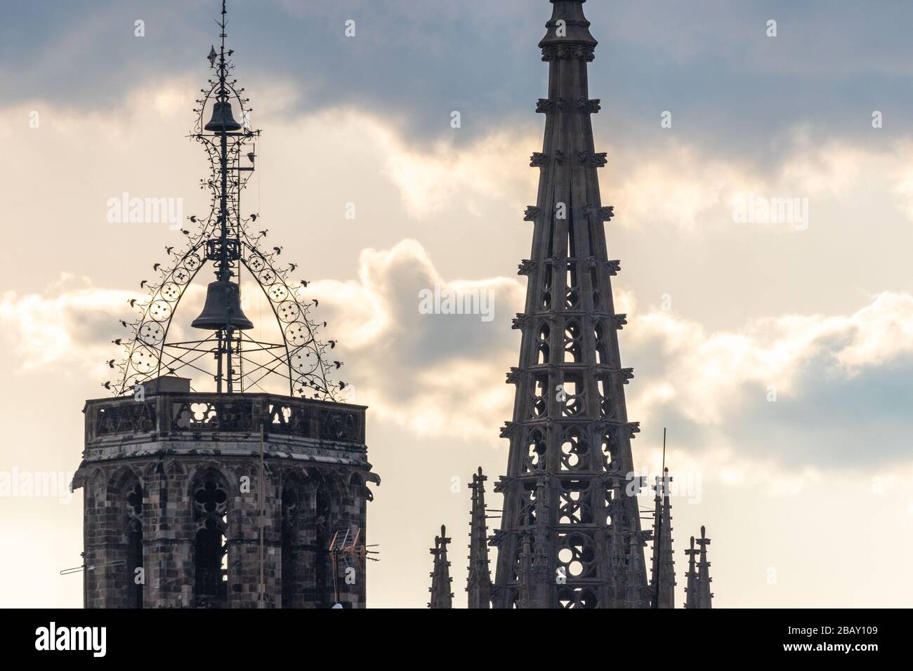Toit isolé de la cathédrale de Barcelone dans le quartier gothique entouré de nuages Banque D'Images