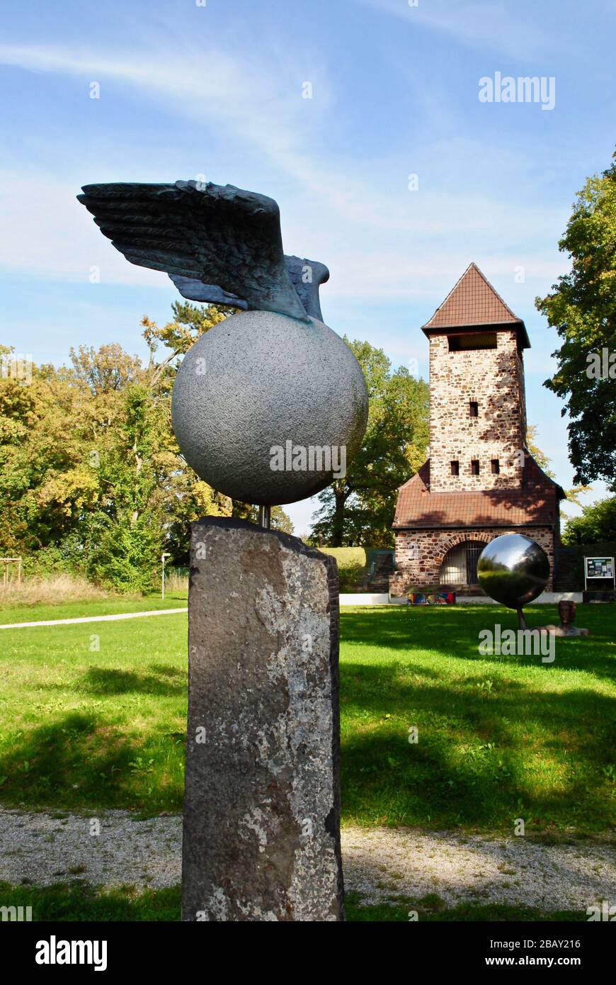 Bad Nauheim, Allemagne: Mercure, Dieu messager, avec des ailes à Goldsteinpark. Planet Trail (PlanetenWanderweg) avec des sculptures représentant chaque planète. Banque D'Images