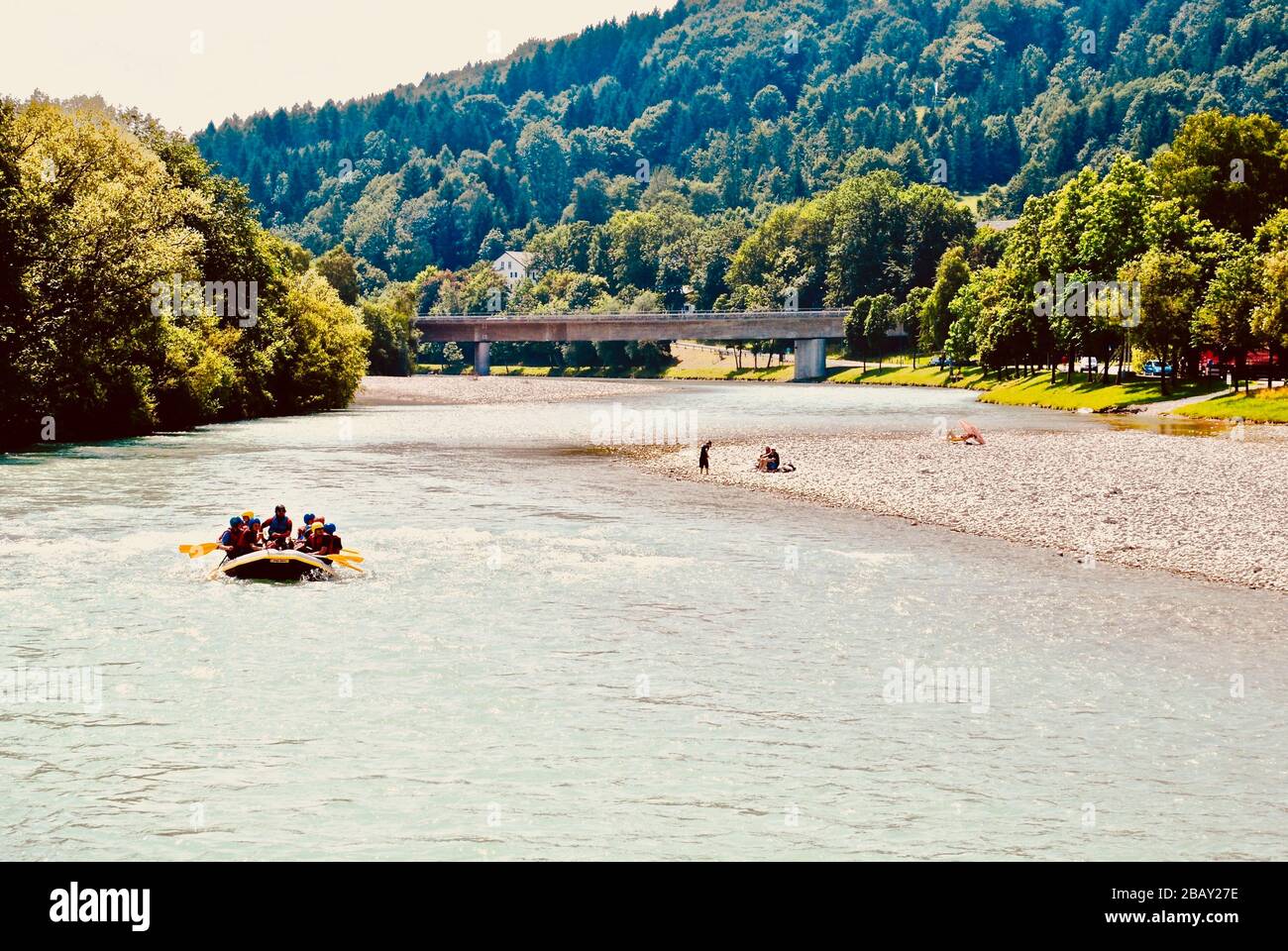 BAD TOLZ, ALLEMAGNE: Rafting sur l'Isar dans les contreforts des Alpes bavaroises. Banque D'Images