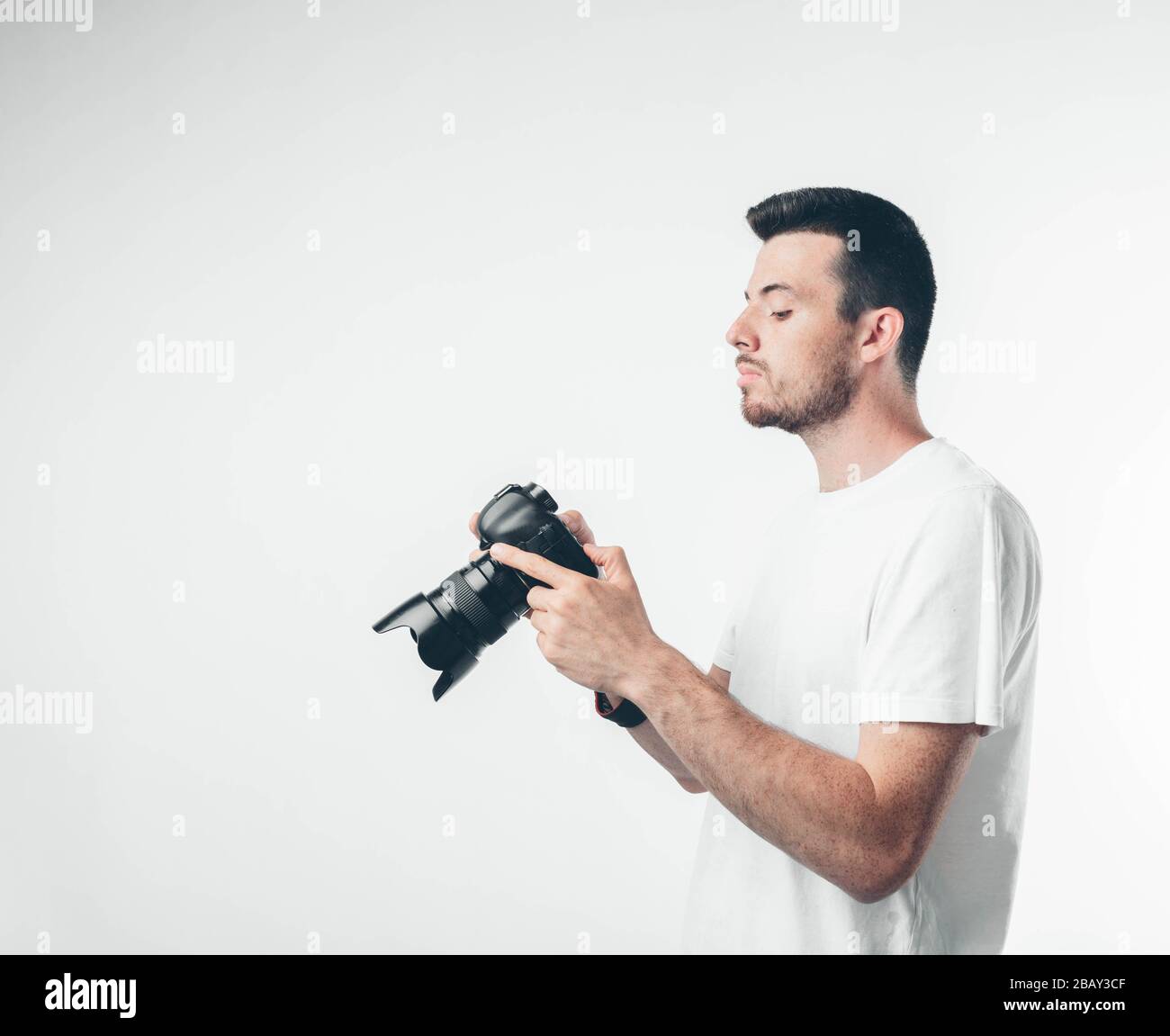 Concept de voyage, de technologie et de style de vie : jeune photographe barbu prenant des photos avec appareil photo numérique. Banque D'Images