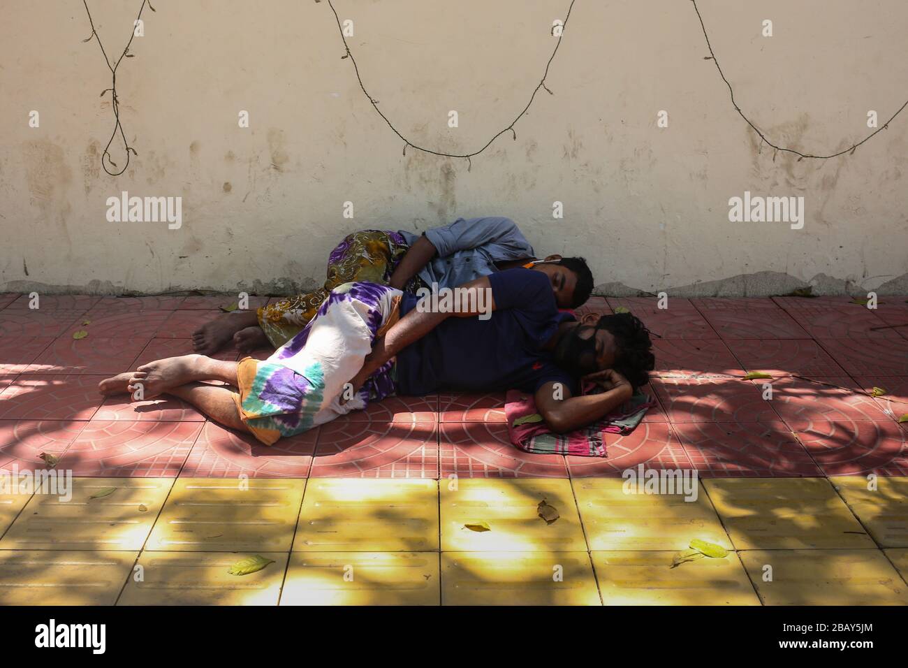 Dhaka, Bangladesh. 29 mars 2020. Les sans-abri sont dans la position la plus risquée de la société lorsqu'ils vivent dans la rue. Ainsi, ils sont presque tous les moments dans le risque d'être infectés comme le virus COVID-19 est contagieux et peuvent devenir actifs pendant trois heures, et même peut être vivant sur différentes surfaces pendant 24 heures. (Photo de M. Rakibul Hasan/Pacific Press) crédit: Pacific Press Agency/Alay Live News Banque D'Images
