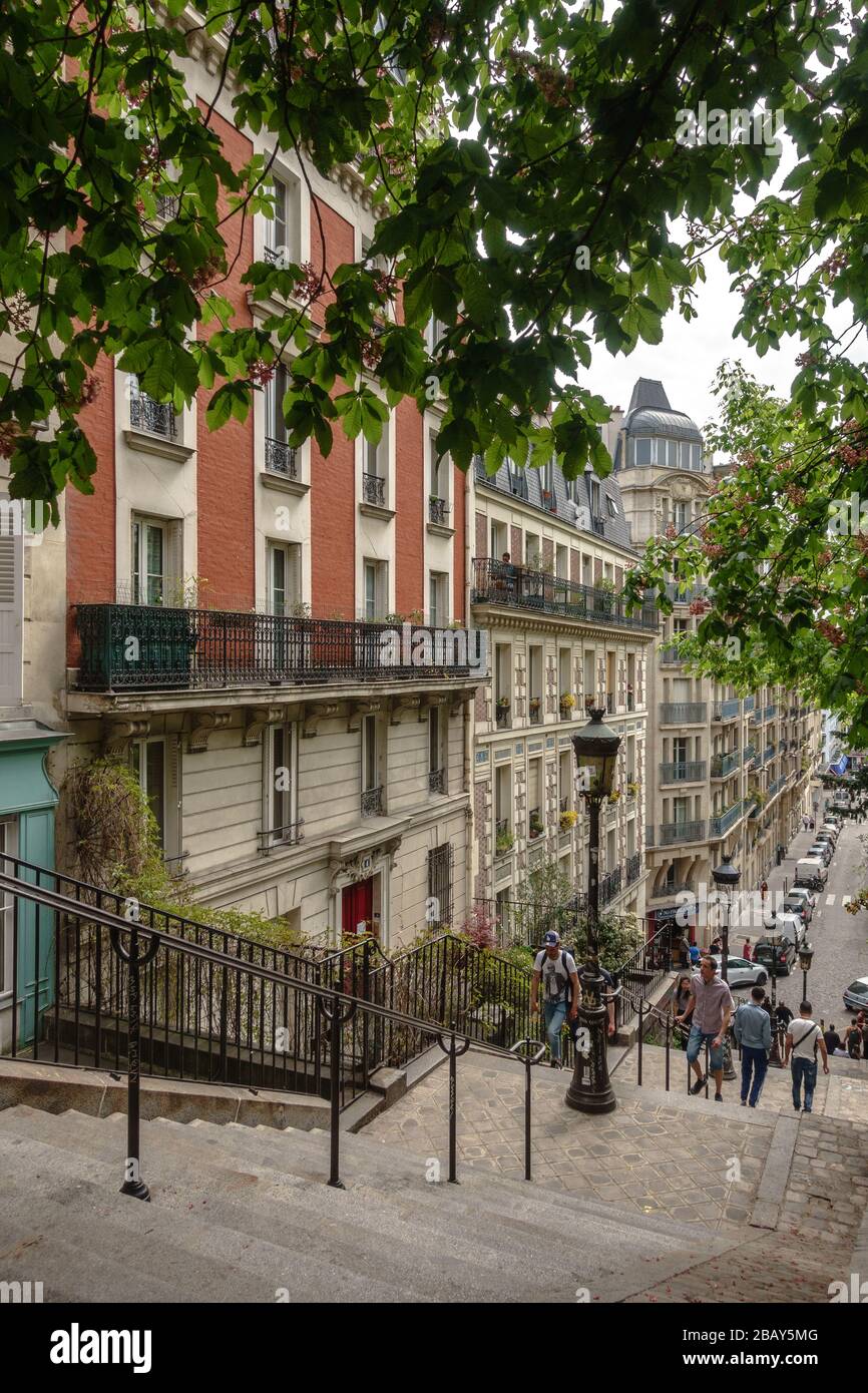 À la recherche sur les marches de la rue Paul-Albert à Montmartre, Paris Banque D'Images