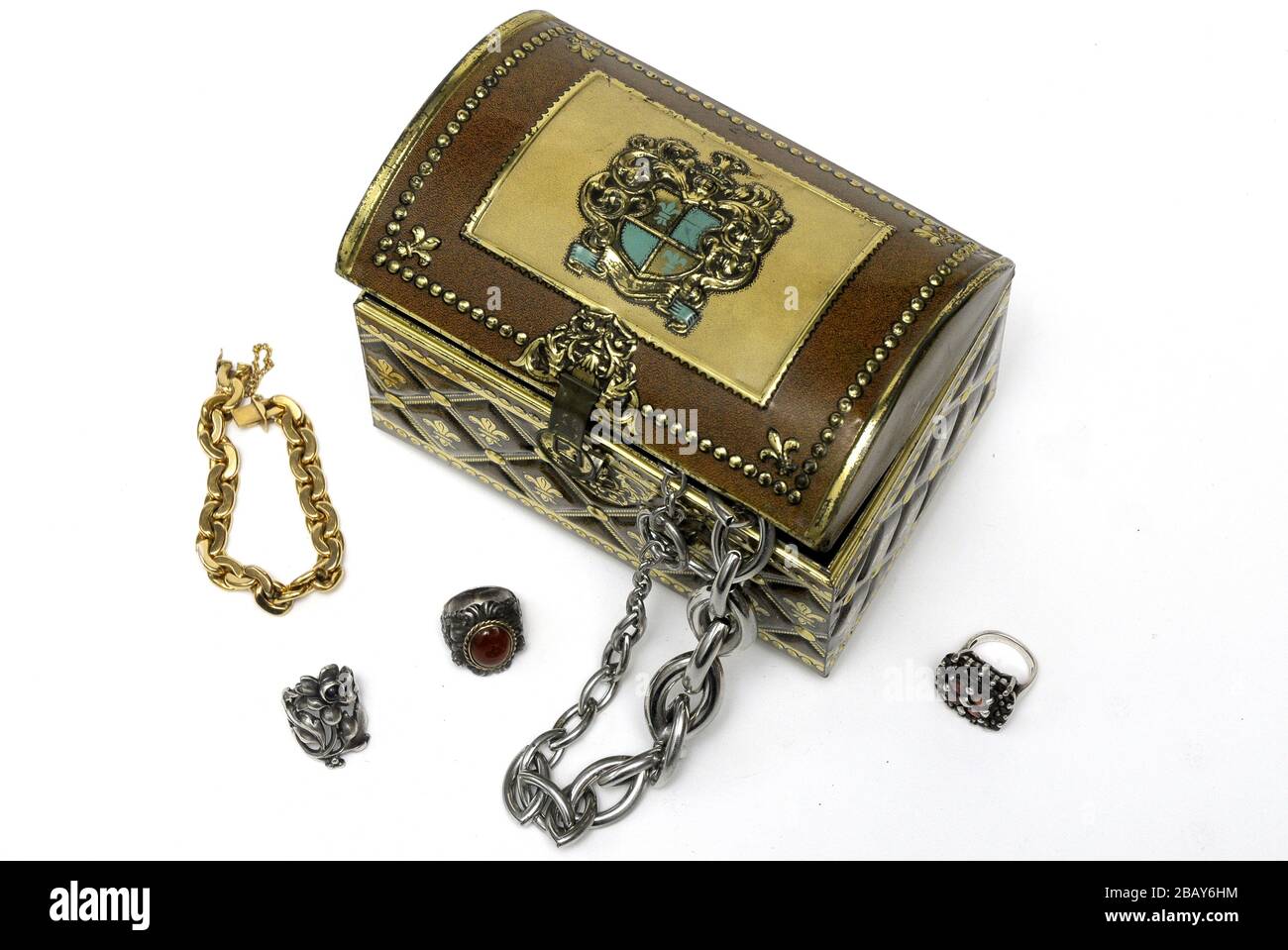 poitrine en métal avec bijoux Banque D'Images
