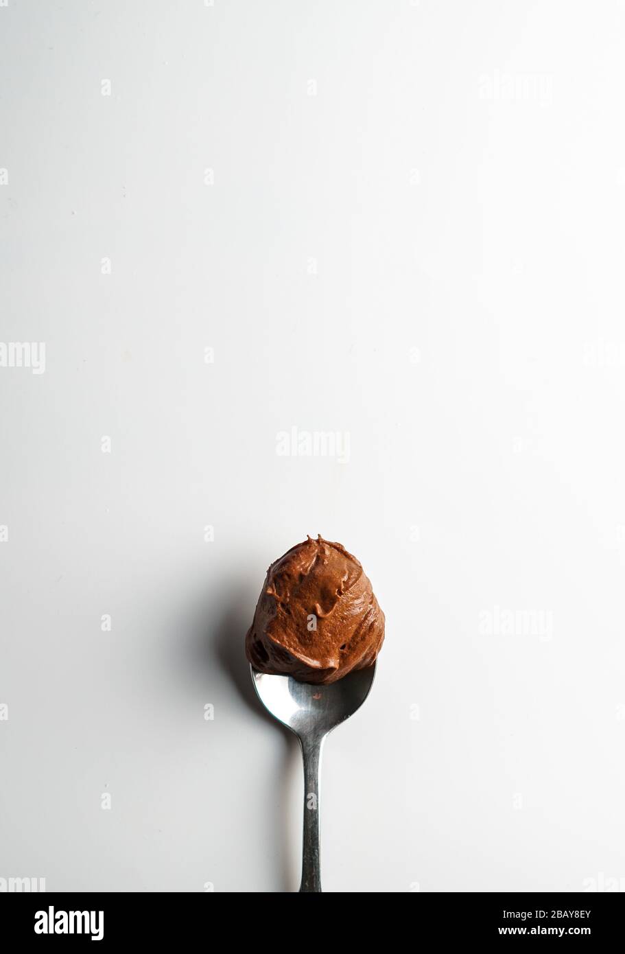 Mousse au chocolat sur une cuillère Banque D'Images