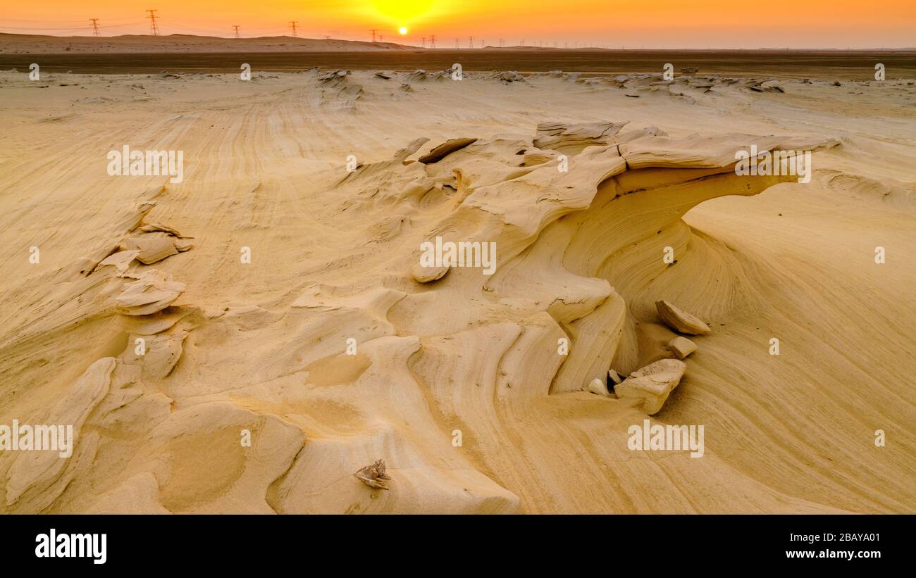 Coucher de soleil panoramique sur des formations de grès dans le désert d'Abu Dhabi aux Émirats arabes Unis Banque D'Images