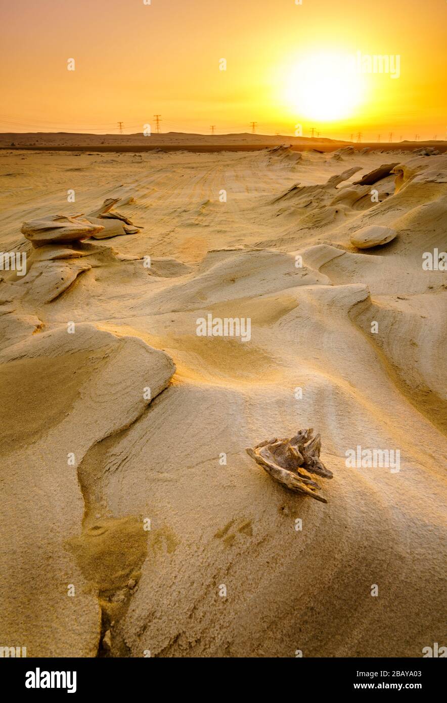 Coucher de soleil panoramique sur des formations de grès dans le désert d'Abu Dhabi aux Émirats arabes Unis Banque D'Images