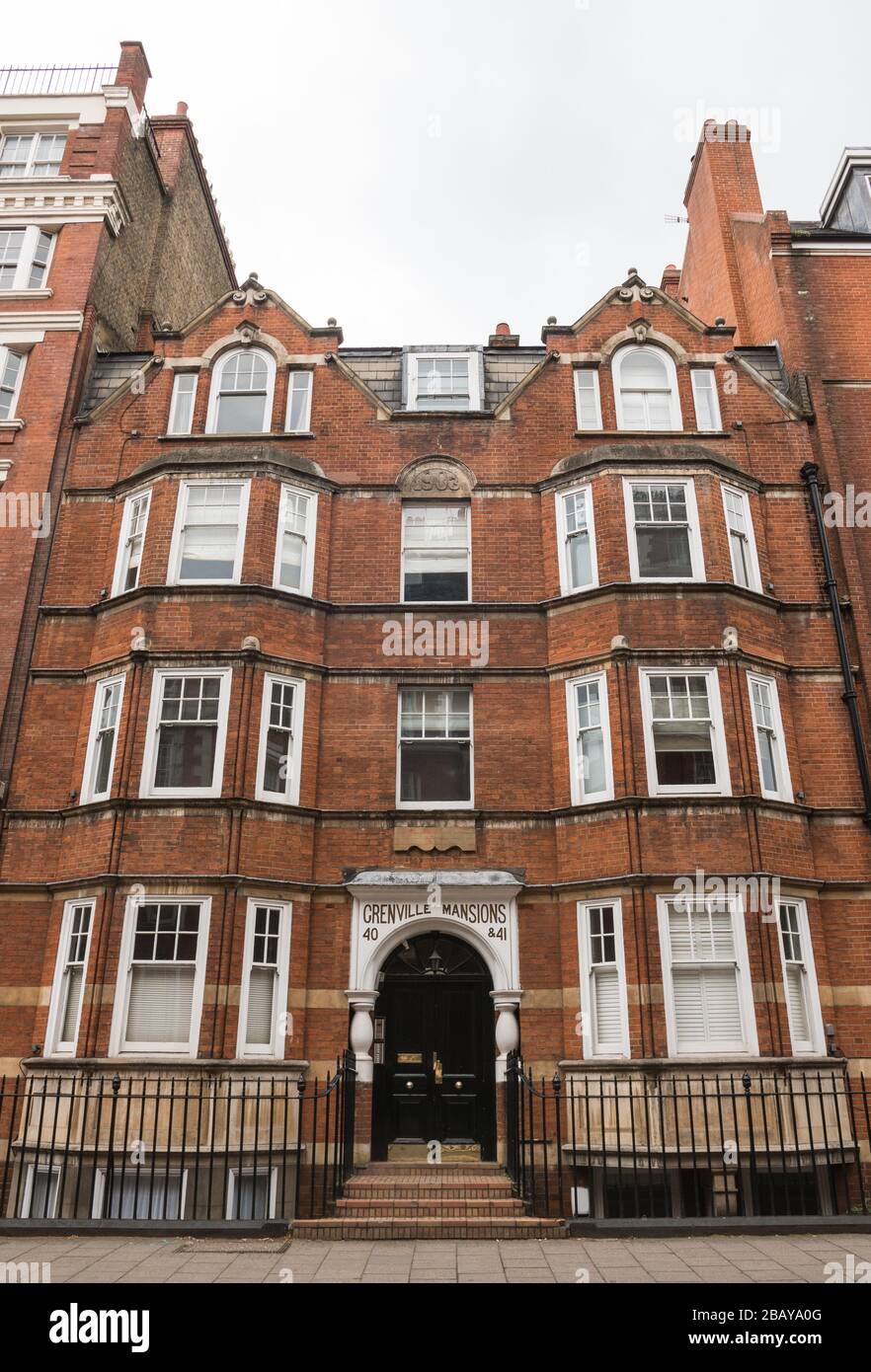 Demeures de Grenville, Hunter Street, Londres, Royaume-Uni, Angleterre. Juin 2019. Belle photo verticale de ce bâtiment en brique rouge (clôture en métal noir) Banque D'Images Demeures de Grenville, Hunter Street, Londres, Royaume-Uni, Angleterre. Juin 2019. Belle photo verticale de ce bâtiment en brique rouge (clôture en métal noir) Banque D'Images