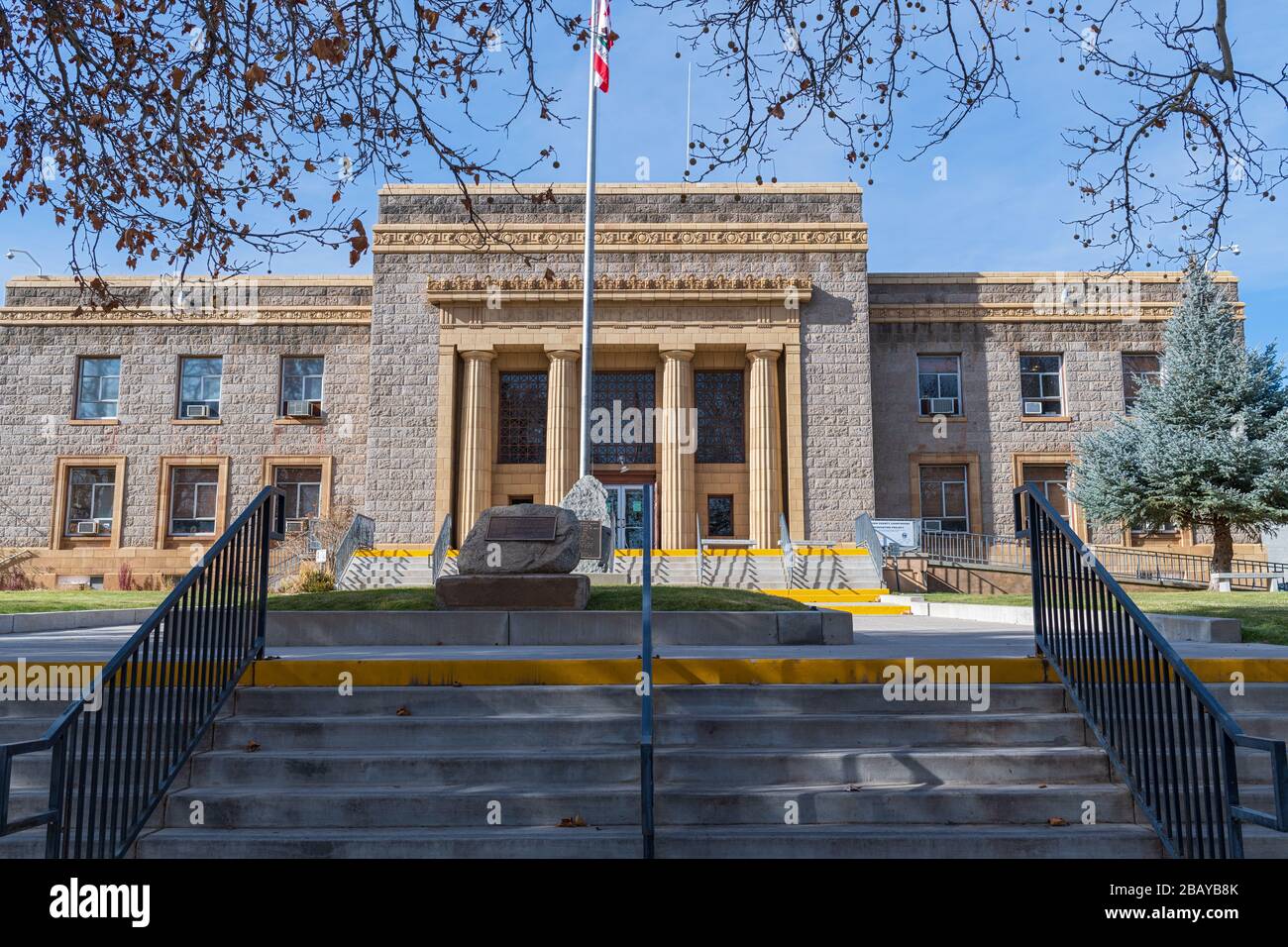 Susanville, Californie, États-Unis - 19 novembre 2018 : des marches mènent à l'entrée du palais de justice du comté de Lassen Banque D'Images