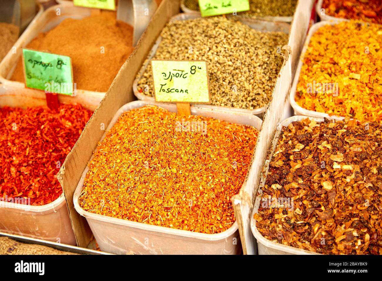 Bacs d'épices au marché en Israël Banque D'Images