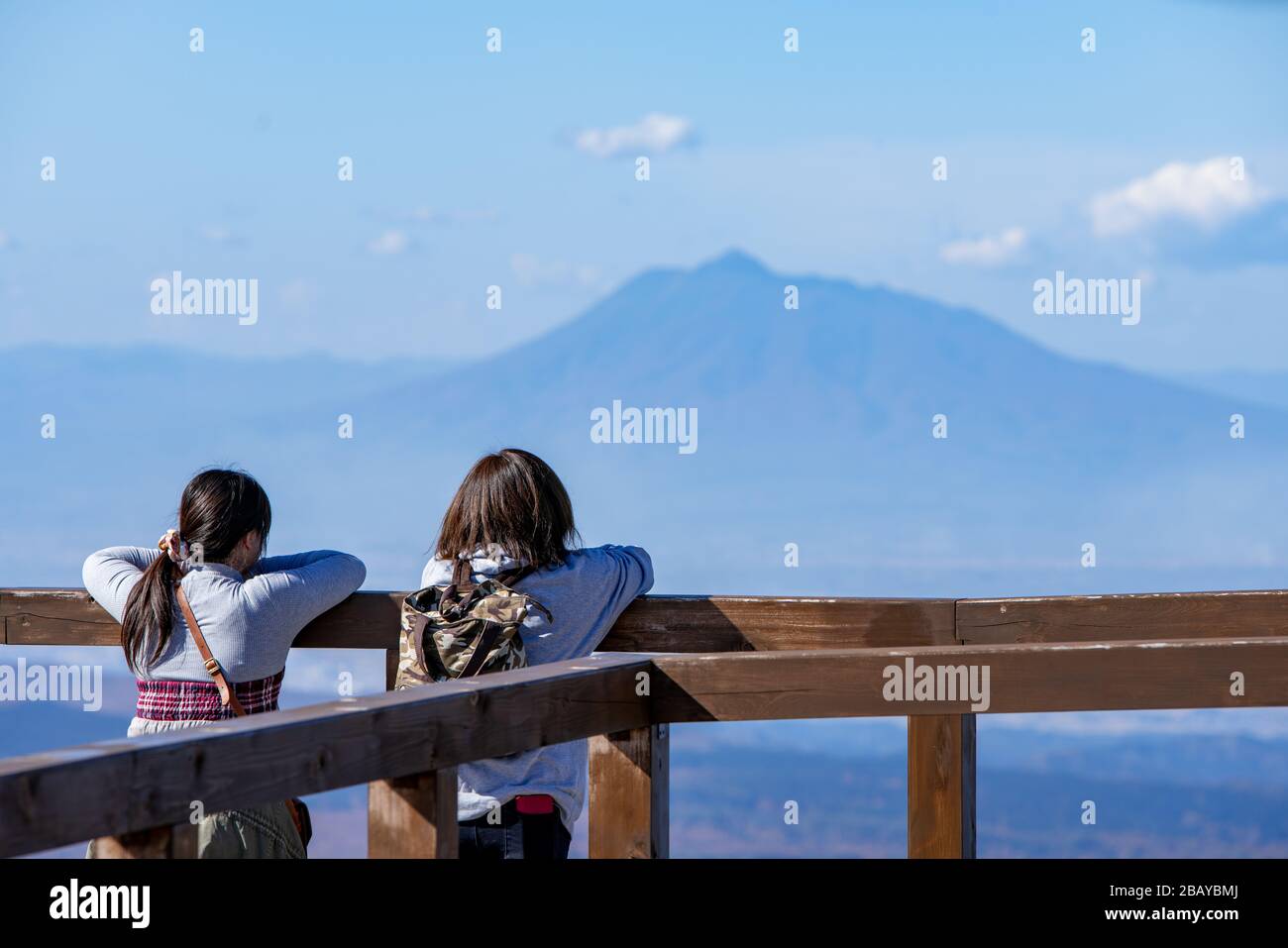 Au sommet de la station de sommet Hakkoda Ropeway, deux touristes se rendant vers le Mont Iwaki, Hakkoda, Aomori Shi, Japon Banque D'Images